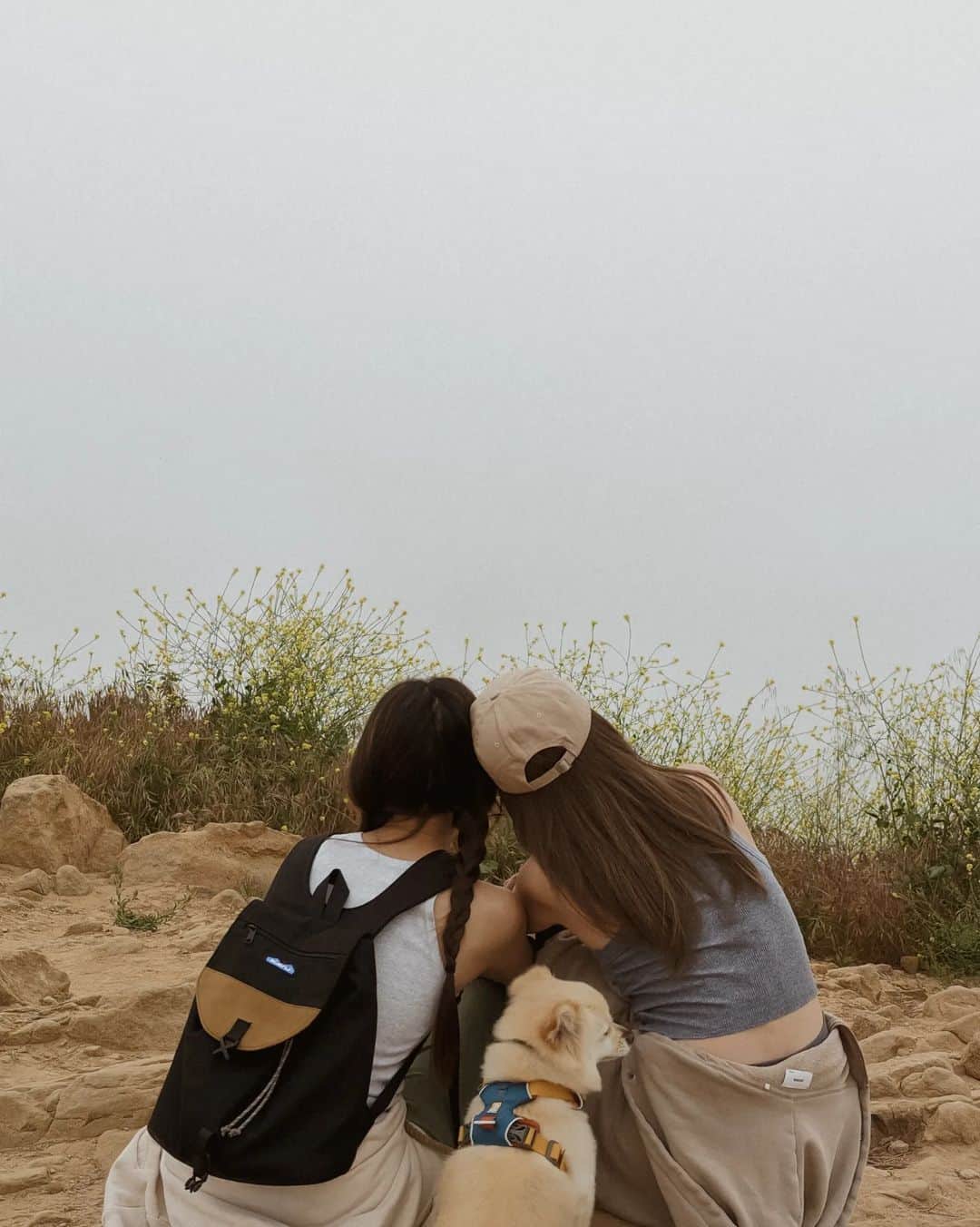 W E Y L I Eのインスタグラム：「Sunday reset 🥾⛰️🌿🌼  swipe to the end for a serotonin boost」