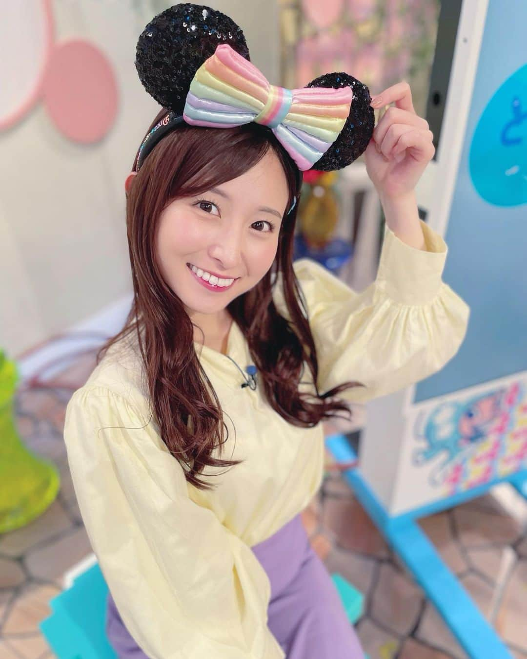 佐藤佳奈のインスタグラム：「衣装の色味がデイジーっぽかった💜💛  今朝のとれたてリサーチのハテナは「なぜ千葉にあるのに東京ディズニーランドなの？」  千葉県出身なので、ずっと気になっていました…  ちなみに先日のロケでゲットした100周年限定トートバッグ、大容量だし、肩痛くならないし、便利すぎてヘビロテしています👏  #すまたん #すまたんzip」