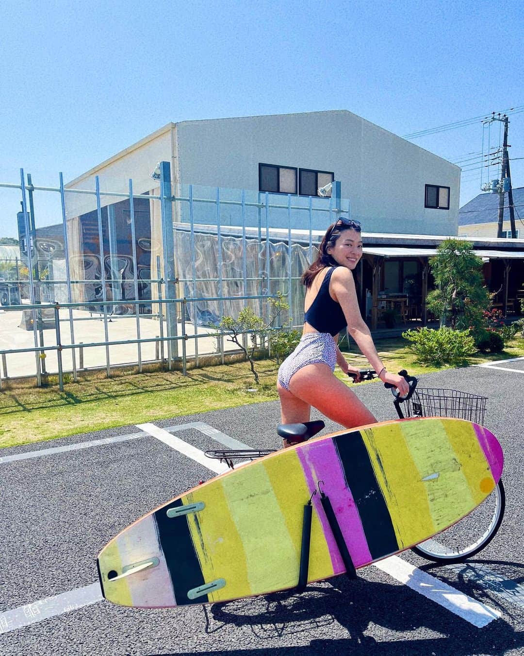 伊藤しほ乃のインスタグラム：「This week is Golden Week👏 GW is our Spring Vacation🇯🇵  みんなは何するー？！😊  GWはここにサーファーとスケーターがたくさん集まりそうだねぇ🤍  allpresses coffee飲めて最高に幸せだよ〜☕️ @allpressespressojapan   わたしは代講レッスンもちょいちょい入ってるのでGWたくさん食べる予定の方は一緒に運動してしっかり燃焼しましょーっ🏃‍♀️🔥  #jfskateparktorami  #東浪見海岸  #一ノ宮海岸  #サーフィン#surfing」