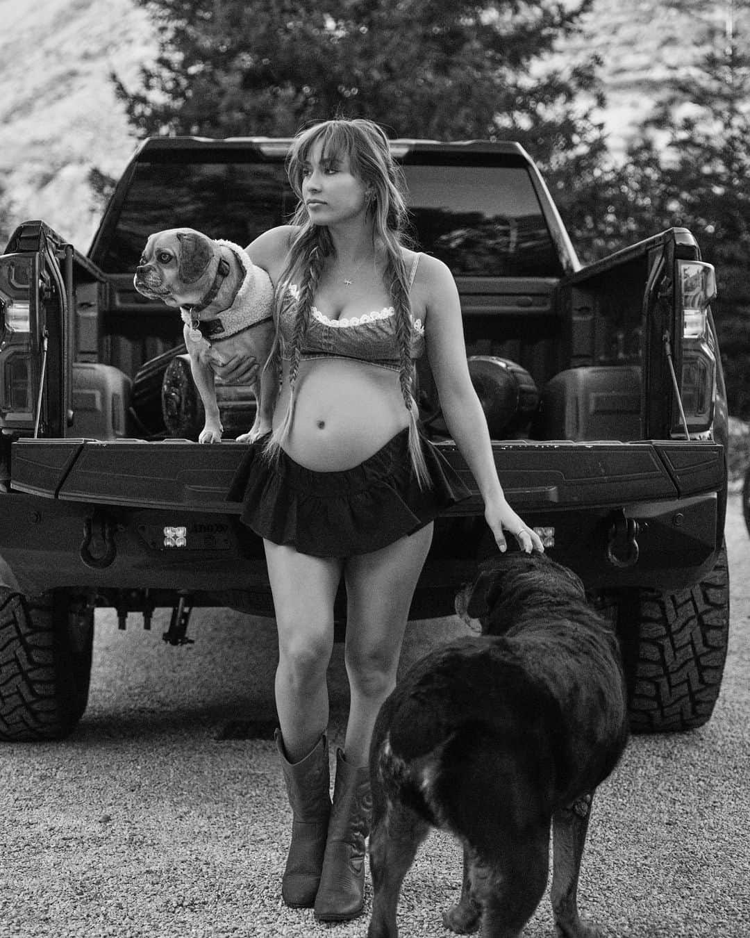 ティア・ブランコのインスタグラム：「Her big bros 👊🏽🐶🖤 // @saltedbeard @_garancorley_ @didusting」