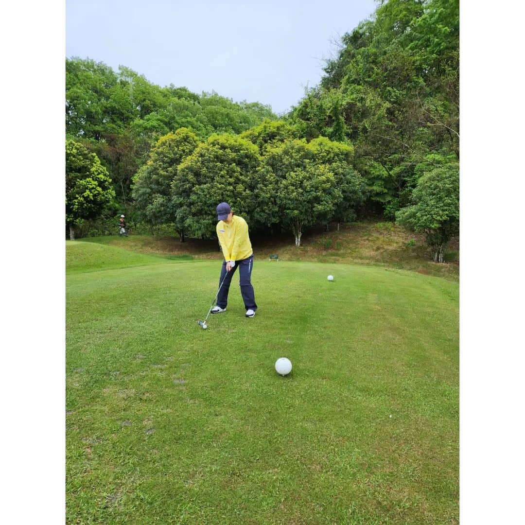 竹末裕美さんのインスタグラム写真 - (竹末裕美Instagram)「昨日は、福島県いわき市にあるシュミレーションゴルフインドア @golulu_golf さんの1周年記念ゴルフコンペに、　@katayamamariさんとニアピン対決として参加させていただきました。 1周年おめでとうございます🙇  あいにくのお天気でしたが、とても和気あいあいと楽しく対決させていただきました😊 みなさんお上手で、日頃たくさん練習したりゴルフをしている方々ばかりなんですね✨️ インドアシュミレーションゴルフは、初心者の方から上級者の方まで、スイングチェックや、計測などで自分の癖などをなおせる場所です！ もちろん、ラウンドモードもあるのでなかなかコースに行けない方でもラウンド出きるのでぜひ、遊びに行ってみてください！  しかし、昨日の景品は凄かった😂 羨ましかった😅  #ゴルフ#インドア#シュミレーションゴルフ#GOLULU#1周年#コンペ#ゴルファー#プロゴルファー#女子プロゴルファー#バイロンネルソンカントリークラブ#ロサーセン#ウェア」5月1日 9時02分 - hiromitakesue
