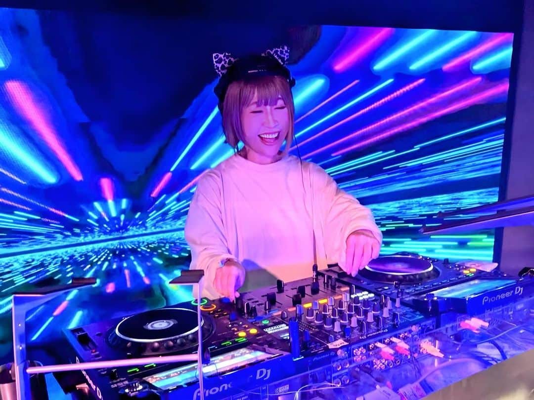 DJ YURINAのインスタグラム：「Attention Please✈️ @blackboom_ikebukuro   ✈️皆様を快適な旅へとお連れします💁‍♀️✨  投稿みて友達が沢山きてくれて久しぶりに会えた友達とかも本当に大好きで一毎日一緒にパーティーしたいので時間を止めてください🧚🏻‍♂️  池袋にこんなスポットが出来たなんて✨ とにかく綺麗すぎてお店の人の対応も神すぎて、池袋来たら知らないと損！  とくにEDM好きな人は絶対いってほしいスポット🤡  #GW #dj #djyurina #映え #池袋 #edm #goldenweek #club  #tequila #ゴールデンウィーク何する」