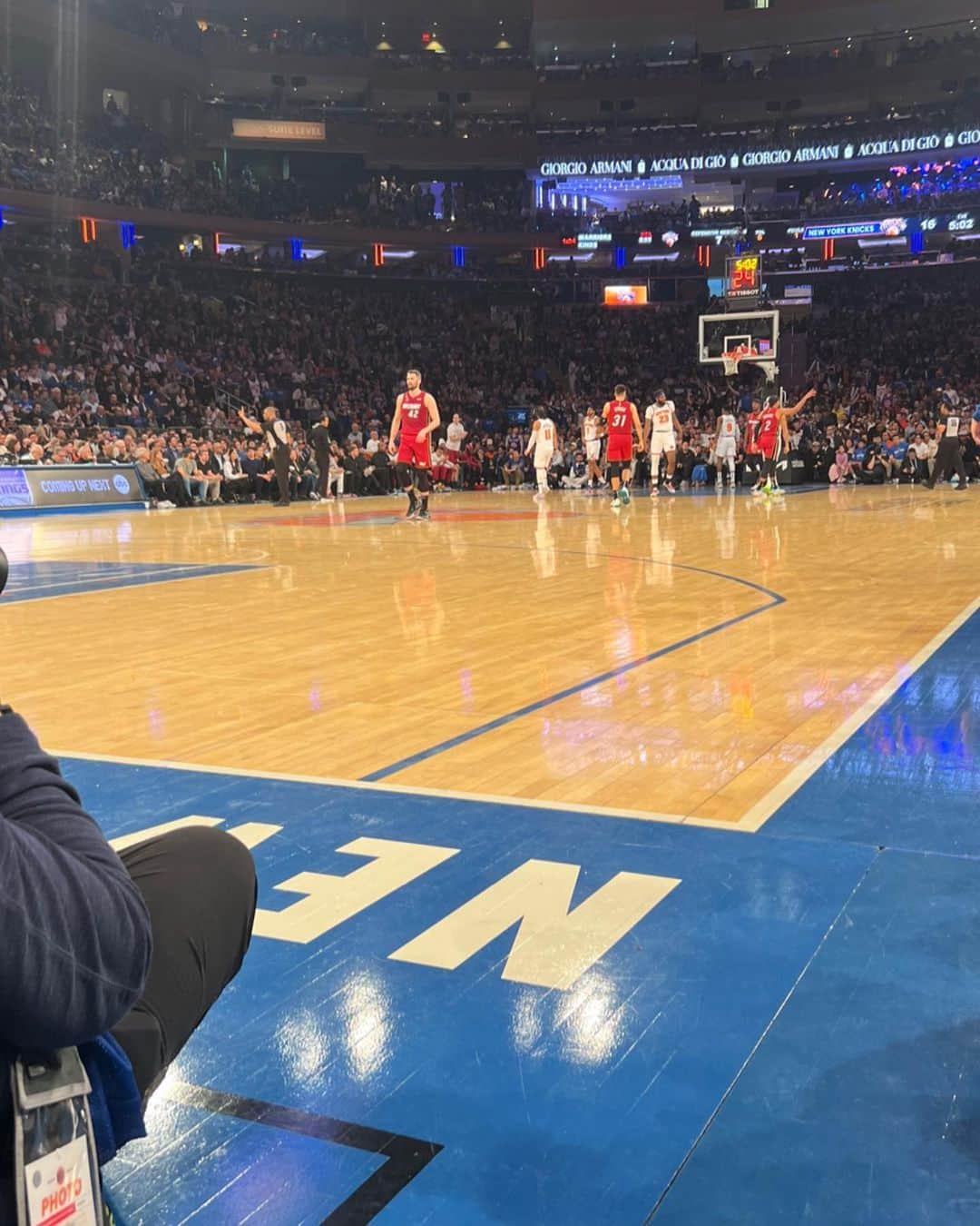 エミー・ロッサムのインスタグラム：「Made it out in the rain 🌧️ for my @nyknicks.」