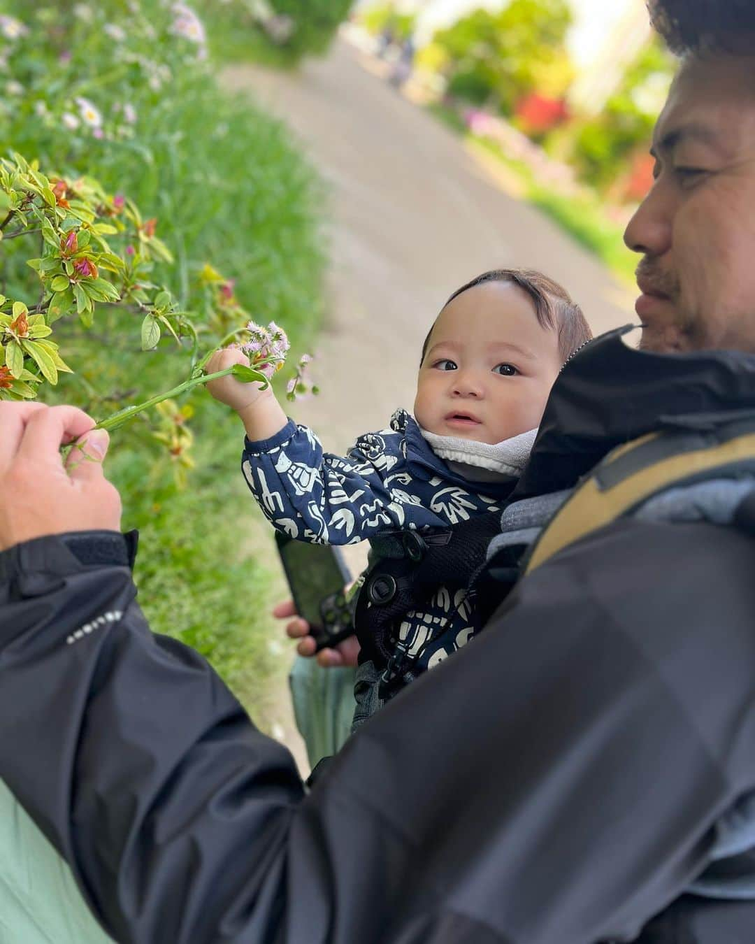 越智千恵子さんのインスタグラム写真 - (越智千恵子Instagram)「今日で生後11ヶ月！この一ヶ月は歩き始めたり、母性(!?)が芽生えたり、大人の真似をするようになったり、今までで一番成長を感じる事ができました。一歳までの貴重な赤ちゃん時間、大切に楽しみます🥳   #赤ちゃん #赤ちゃんのいる生活 #ベビー #子育て #ベビー服 #育児 #baby #女の子ママ #babygirl #娘 #令和ベイビー #0歳 #赤ちゃんのいる暮らし #育児日記 #赤ちゃんとの暮らし」5月1日 9時19分 - chieko_0224