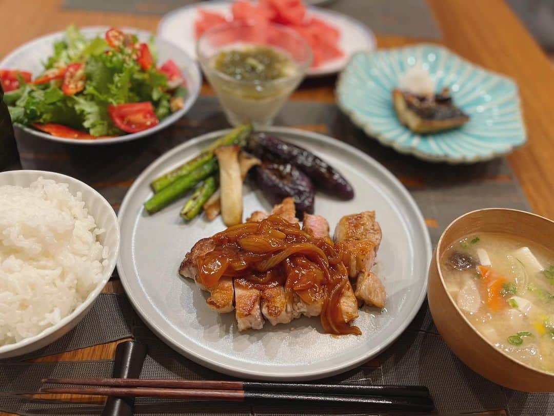 本田朋子さんのインスタグラム写真 - (本田朋子Instagram)「メインはトンテキ。 具沢山の豚汁やサバの塩焼きでタンパク質多めご飯。 ケチャップやウスターソースが入ったトンテキソースのおかげで、息子もぱくぱく食べてくれました。 最近、それぞれのおかずを食べながら、『これは好き◎』とか『これはNo〜×』と判定されるので、ドキドキものです。笑  #夕飯 #おうちごはん  #トンテキ #タンパク質  #アスリート飯」5月1日 9時19分 - tomoko_honda_official_phonics