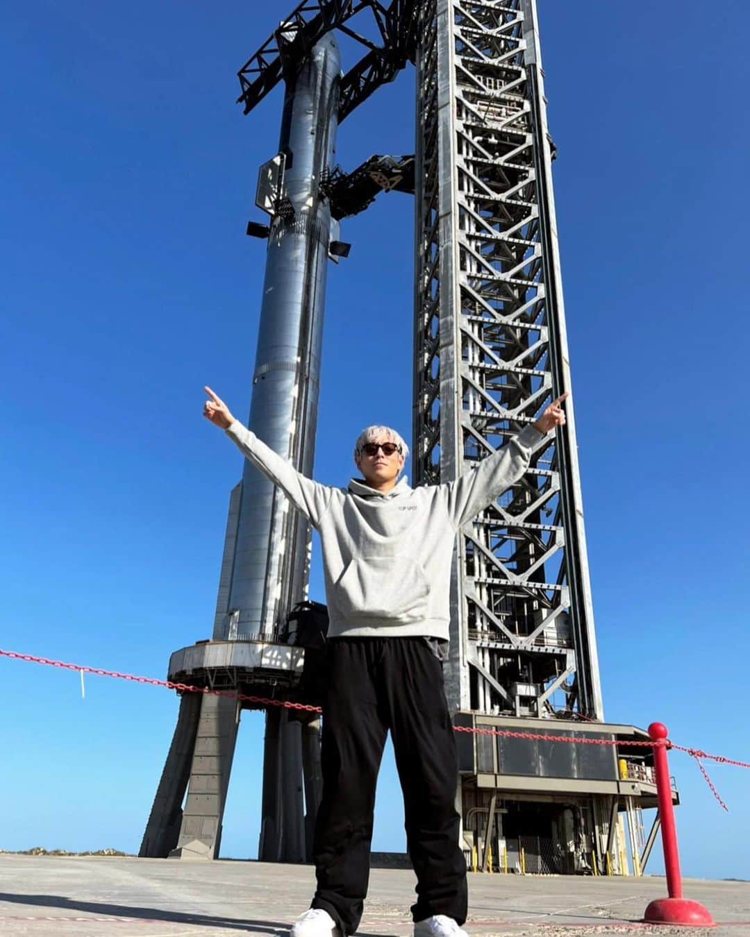 T.O.Pのインスタグラム：「Moonicorn Mayonnaise.  #dearMoonCrew @spacex @dearmoonproject 🦄🌙」