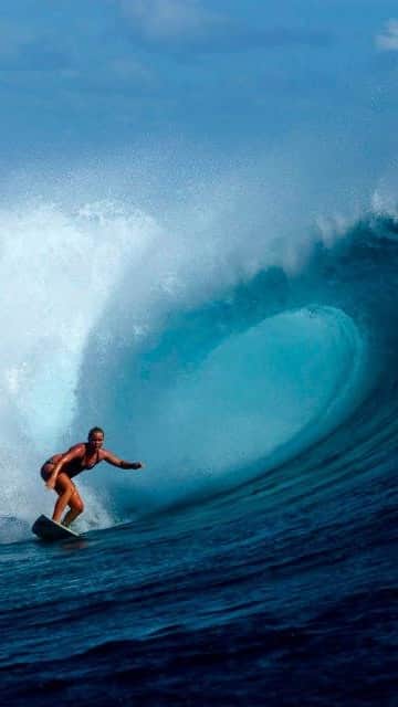 フェリシティー・パルマティアーのインスタグラム：「I’m not in Tahiti right now so here’s a flashback of teen Flicky at Teahupoo. You can watch the opening swell of the season live over at @surfline @heavy_water_surf_official Looking forward to heading back to the South Pacific one day soon 🫶」