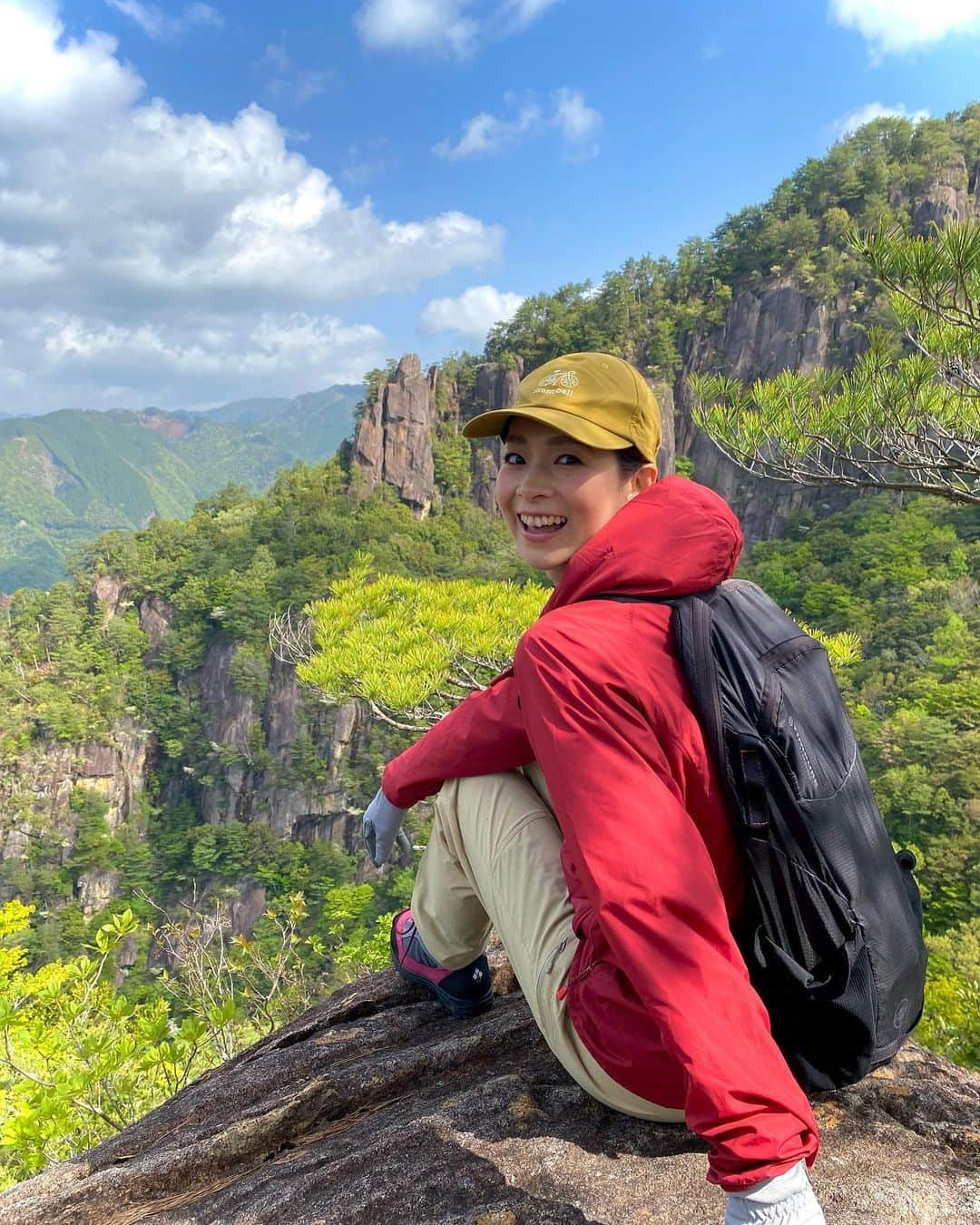 酒井瞳さんのインスタグラム写真 - (酒井瞳Instagram)「今日から５月😆  新緑の気持ちの良い季節🌳  明日の #よかばん はゴールデンウィークにおすすめの  アクティビティとグルメをご紹介✨  動いて食べて  最高のお休みをお過ごしください😆✌️  お楽しみにー！！  #宮崎 #宮崎観光 #宮崎グルメ #ゴールデンウィーク #宮崎旅行 #旅 #山 #登山 #⛰ #延岡」5月1日 9時34分 - s.sakaihitomi