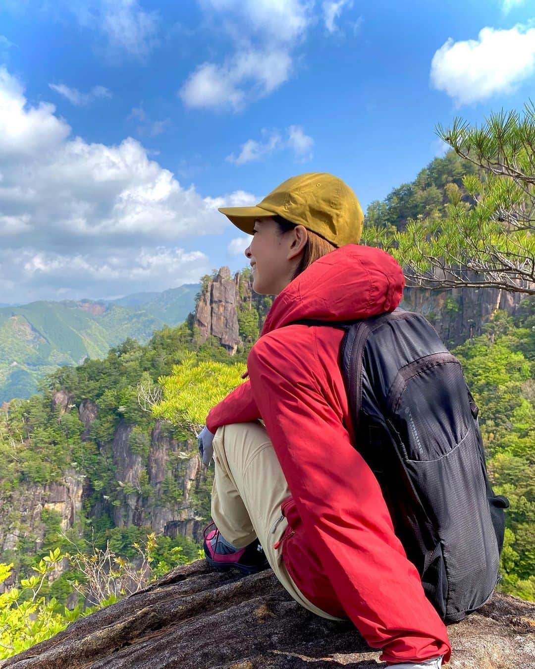 酒井瞳のインスタグラム：「今日から５月😆  新緑の気持ちの良い季節🌳  明日の #よかばん はゴールデンウィークにおすすめの  アクティビティとグルメをご紹介✨  動いて食べて  最高のお休みをお過ごしください😆✌️  お楽しみにー！！  #宮崎 #宮崎観光 #宮崎グルメ #ゴールデンウィーク #宮崎旅行 #旅 #山 #登山 #⛰ #延岡」