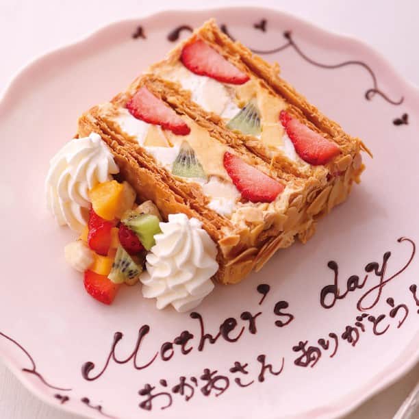 KIHACHI公式Instagramさんのインスタグラム写真 - (KIHACHI公式InstagramInstagram)「. 【レストラン キハチ】 ＼Thanks Mother’s Day／  普段伝えることのできない感謝の想いをかたちに。美味しい時間をお母様と一緒に過ごしてみませんか。 レストラン キハチでは、人気デザート「KIHACHI のエリザベスパイ」に『おかあさんありがとう』のメッセージを添える事ができます。 キハチを代表するスイーツ『キハチトライフルロール®』からインスパイアを受けて誕生した「KIHACHI の エリザベスパイ」。フレッシュフルーツ（苺、バナナ、キウイ、パパイヤ）、ディプロマットクリーム、サクサクに焼き上げたパイ生地を重ねてミルフィーユ仕立てに しました。 この時期だけの味わいを、お母様と一緒にどうぞお楽しみください。  ※KIHACHIのエリザベスパイは、コース料金＋770円にて、コースのデザートとしてお選びいただけます。 ※母の日のメッセージをご希望の場合は、ご予約の際にお知らせください。  ■料金 コース価格＋770円　 ※KIHACHIのエリザベスパイは、コース料金＋770円にて、コースのデザートとしてお選びいただけます。 ※母の日のメッセージをご希望の場合は、ご予約の際にお申し付けください。  ■販売店舗 青山本店2階フロア・名古屋JRセントラルタワーズ・高島屋横浜店・伊勢丹立川店  ■販売期間：販売中～2023年5月15日  ■オンラインまたはお電話にて承ります。  【青山本店】 ・オンライン予約はこちら ・電話　03-5785-3641（青山本店）  【名古屋JRセントラルタワーズ店】 ・オンライン予約はこちら ・電話　052-533-0707（名古屋 JRセントラルタワーズ店）  【高島屋横浜店】 ・オンライン予約はこちら ・電話　045-315-0283（髙島屋横浜店）  【伊勢丹立川店】 ・オンライン予約はこちら ・電話　042-548-2931（伊勢丹立川店）  ※各日数量限定となります。 ※キハチ 青山本店 2F、キハチ 名古屋 JR セントラルタワーズ、キハチ 髙島屋横浜店、キハチ イタリアン 伊勢丹立川店では、 お食事と一緒のご注文をお願いしております。（コース料理とあわせた事前予約をお願いいたします。）  #KIHACHI #キハチ #キハチ名古屋 #キハチ高島屋横浜 #キハチ伊勢丹立川店 #JRセントラルタワーズ #横浜高島屋 #横浜タカシマヤ #伊勢丹立川店 #キハチのパイシリーズ #KIHACHIのパイシリーズ #KIHACHIのエリザベスパイ #エリザベスパイ #ミルフィーユ #苺スイーツ #ストロベリースイーツ #苺のパイ #母の日メッセージ #母の日 #母の日プレゼント #苺活 #苺のミルフィーユ #苺好き #いちご好き #青山グルメ #名駅グルメ #名古屋グルメ #横浜グルメ #横浜駅グルメ #立川グルメ」5月1日 9時42分 - kihachi_official