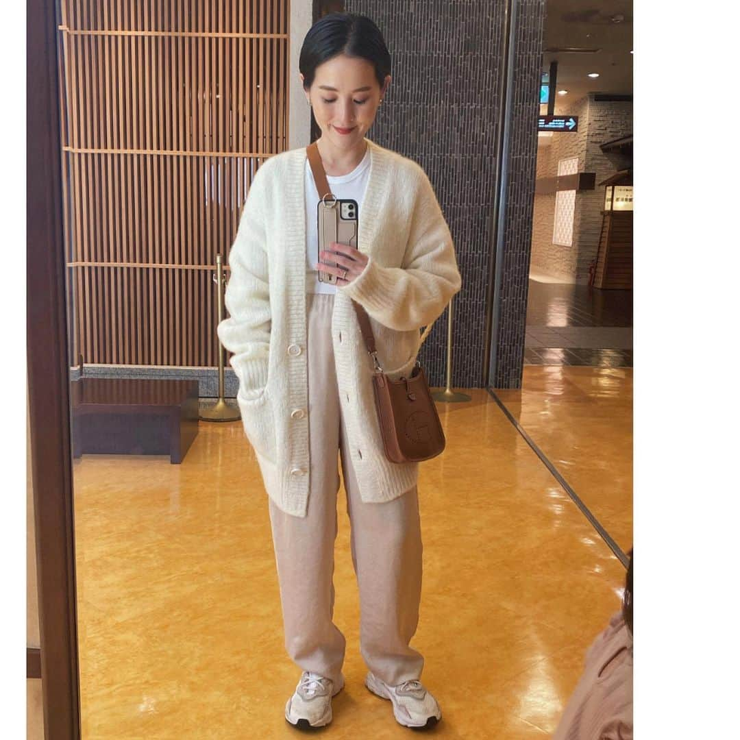 i_am_romikoさんのインスタグラム写真 - (i_am_romikoInstagram)「春服着たいけど寒くてモコモコカーディガン🐑 GWこんな寒かったかな。。 服買ってなくてずっと同じ服。  #ootd#一時帰国中」5月1日 9時50分 - i_am_romiko