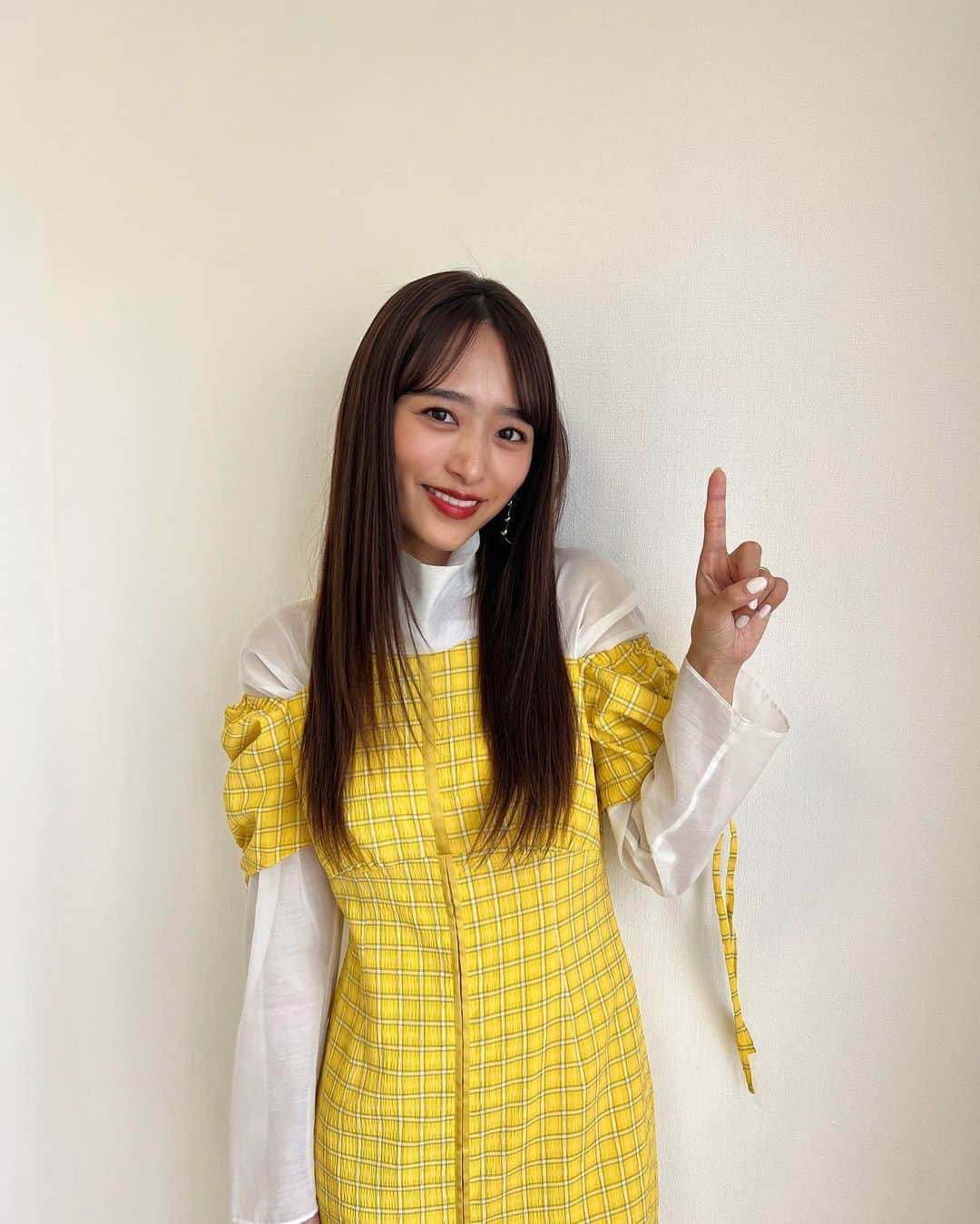 近藤千尋のインスタグラム：「アップ！のポーズ🫶🏻😍 先週も ありがとうございました❣️ 今週もよろしくお願いします🩷  そしてそして GWですねぇ💗 みんなどこか行くのかな？😆 こちらはお仕事したり プチ旅行行ったりです🚄❣️  今日と明日はお仕事なので頑張るぞ💁‍♀️  素敵なGWをお過ごしください〜🎵😇  #近藤千尋衣装  tops @lephil_official one-piece @snidel_official pierce @blueta1handmade shoes @katespadejapan」