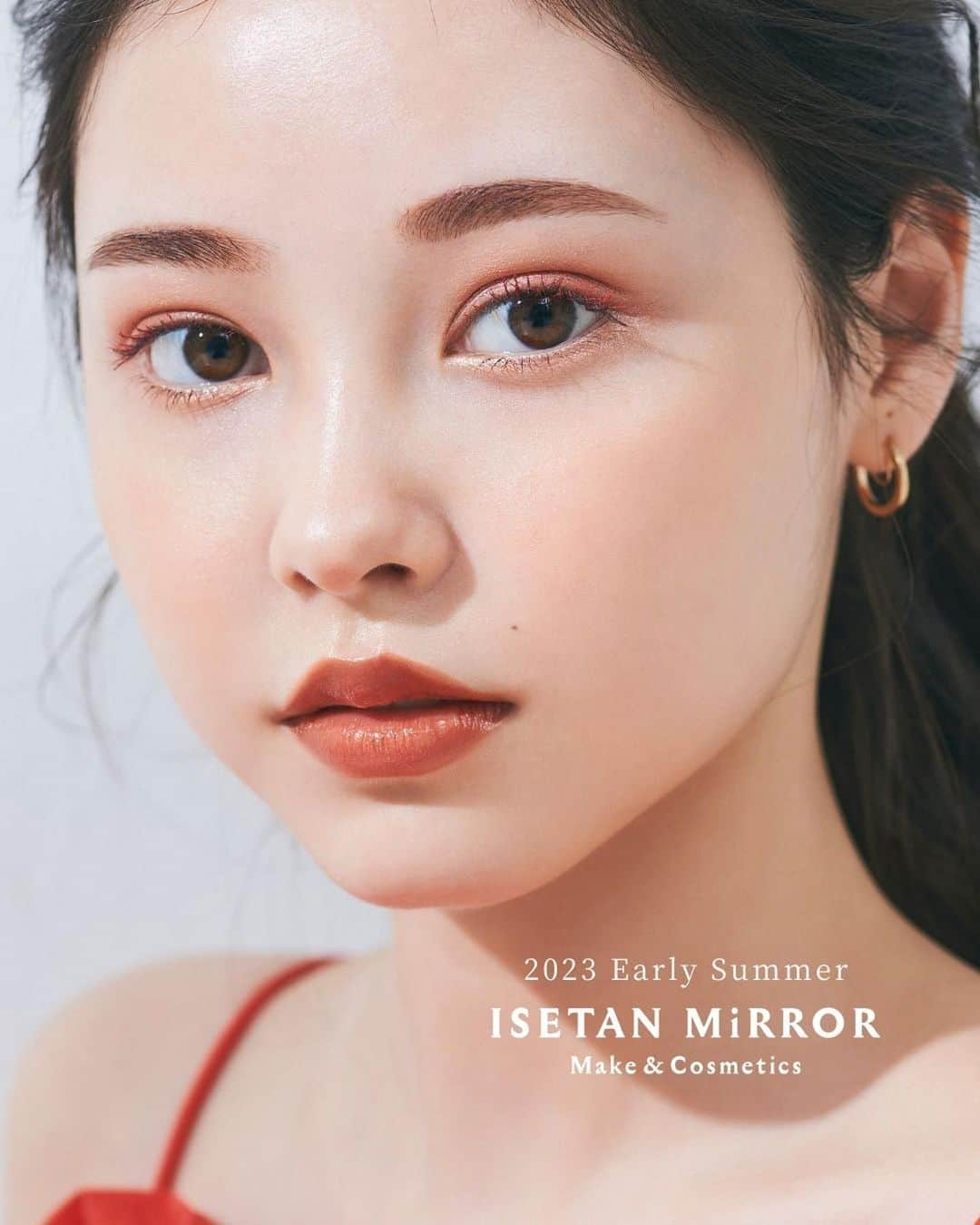 ISETAN MiRRORのインスタグラム：「ISETAN MiRROR 2023 Early summer TREND MAKE UP   2023年5月1日(月)〜 イセタン ミラーが各シーズン毎にご提案するトレンドメイクルック。新製品や限定品を交え、今季おすすめのメイクとコスメをご紹介！ ⁡ こうなりたい、どこかへ行きたい、誰かに会いたい、そう素直に思える生活が戻ってきた！テクスチャーや色にもこだわりながら、ちゃんとオシャレで可愛い。思いっきり笑う夏に取り入れたいメイクです。 ⁡ ⁡ ■EYE ＿＿＿＿ ⁡ サラリと肌をすべるような質感のパウダー。「解放感」や「ポジティブ」を意識したオレンジ系のカラーに肌なじみのいいピンク。使いやすいカラーはもちろん、サラリと肌をすべるような質感が夏にぴったり。ビビッドピンクのマスカラを毛先にだけしのばせれば、アイメイクと調和のとれた夏のメイクが完成。 ⁡ 【使用アイテム】 ・アイシャドウ ＜NARS＞ライトリフレクティング　クワッドアイシャドー 03176（限定品）　6,710円(税込) ※5月19日(金)発売 ⁡ ・アイラッシュ ＜ルナソル＞フラッタリングパワーアイラッシュ EX07（限定品)　3,850円(税込) ※5月19日(金)発売 ⁡ ・アイブロウ ＜アディクション＞アディクション アイブロウマスカラ マイクロ 008　3,080円(税込) ＜アディクション＞アディクション プレスド デュオ アイブロウ 005 2,750円(税込) ※ともに5月12日(金)発売 ⁡ ⁡ ■LIP＿＿＿＿  バームでみずみずしい唇に整えたら、リップを少しオーバーめにふっくら、くるくるとすべらせて。シアーな発色で、本来の唇の色味を透かしながら、あなただけのカラーを楽しめる。 ⁡ 【使用アイテム】 ＜ルナソル＞メロウフィットバーム 3,850円(税込) ＜アディクション＞アディクション ザ リップスティック シアー L 101（限定品) 3,520円(税込) ※5月12日(金)発売 ⁡ ⁡ ■SKIN＿＿＿＿  この夏に目指したいのは表面はさらっとしながら、素肌のようにしっとりした質感の肌。チークは頬の高い位置で肌に溶け込ませるようにトントンと指でなじませ、血色感を与え素肌感を演出。仕上げはパウダーでヘルシーなツヤ感をプラス。  【使用アイテム】 ＜ローラ メルシエ＞リアル フローレス ウェイトレス パーフェクティング ファンデーション 6,820円(税込)　 ＜ローラ メルシエ＞リアル フローレス ルミナス パーフェクティング プレスト パウダー 6,490円(税込)　※ともに5月31日(水)発売 ＜ルナソル＞デューイベアブラッシュ EX04 （限定品) 3,300円(税込)　5月19日(金)発売 ⁡ ⁡ ■NAIL POLISH ＿＿＿＿ 指先にも視線を集める、夏メイクに合わせたいおすすめカラー。 ⁡ 【参考アイテム】 ＜アディクション＞アディクション ザ ネイルポリッシュ + 001C 2,420円(税込)  ⁡ ⁡ ⁡ model: @jura_4u make up: @hirayama_tatsumi ⁡ ⁡@isetanmirror  #isetanmirror #イセタンミラー #イセタンミラーメイクルック #夏メイク #サマーメイク #ルナソル #アディクション #NARS #ローラメルシエ」