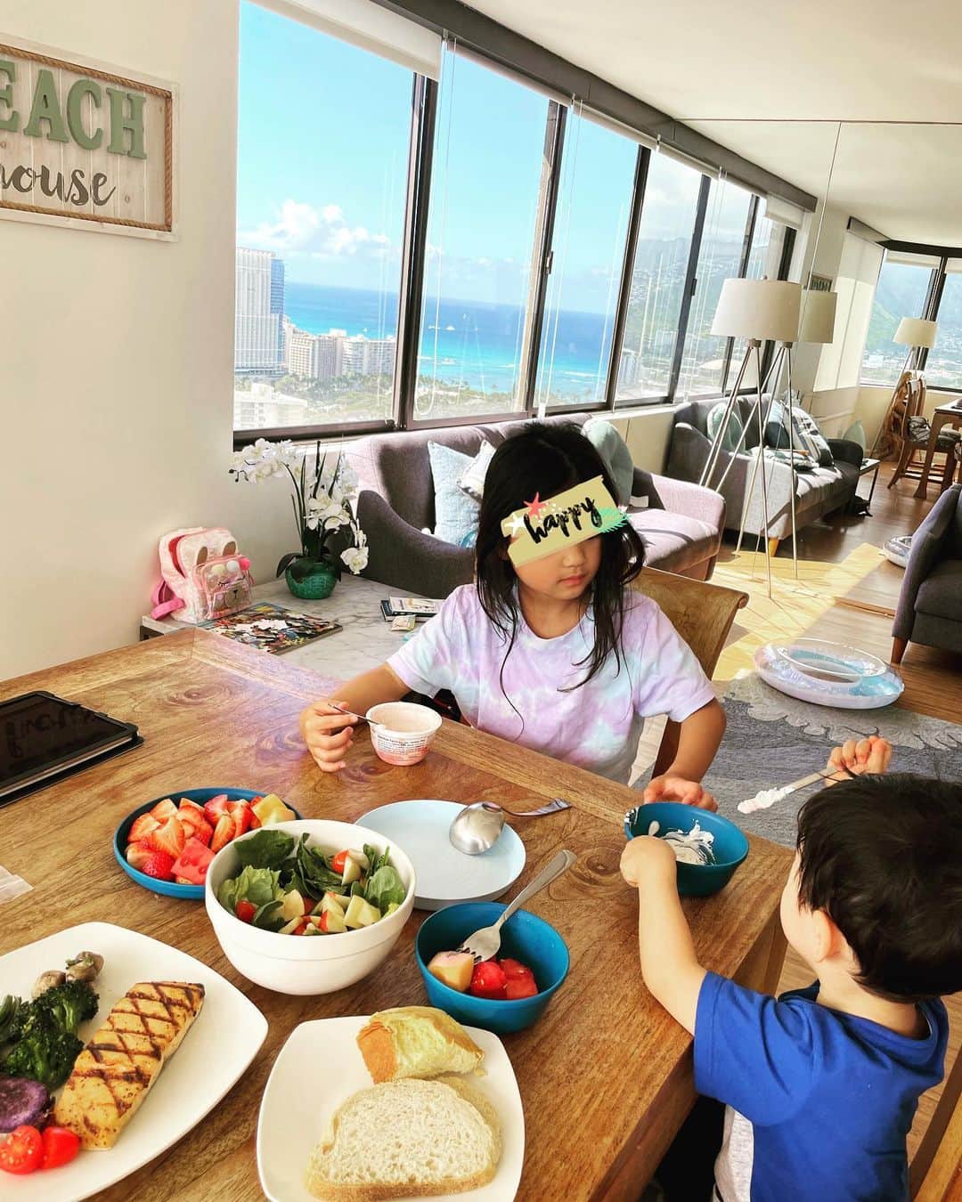 三好絵梨香さんのインスタグラム写真 - (三好絵梨香Instagram)「子供達まだ寝てたから😚 綺麗に写した😚🌺  子供達はヨーグルトでほぼ遊び フルーツしか食べなかった🤣  #hawaii #hawaiilife #breakfast」5月1日 9時56分 - erika.miyoshi