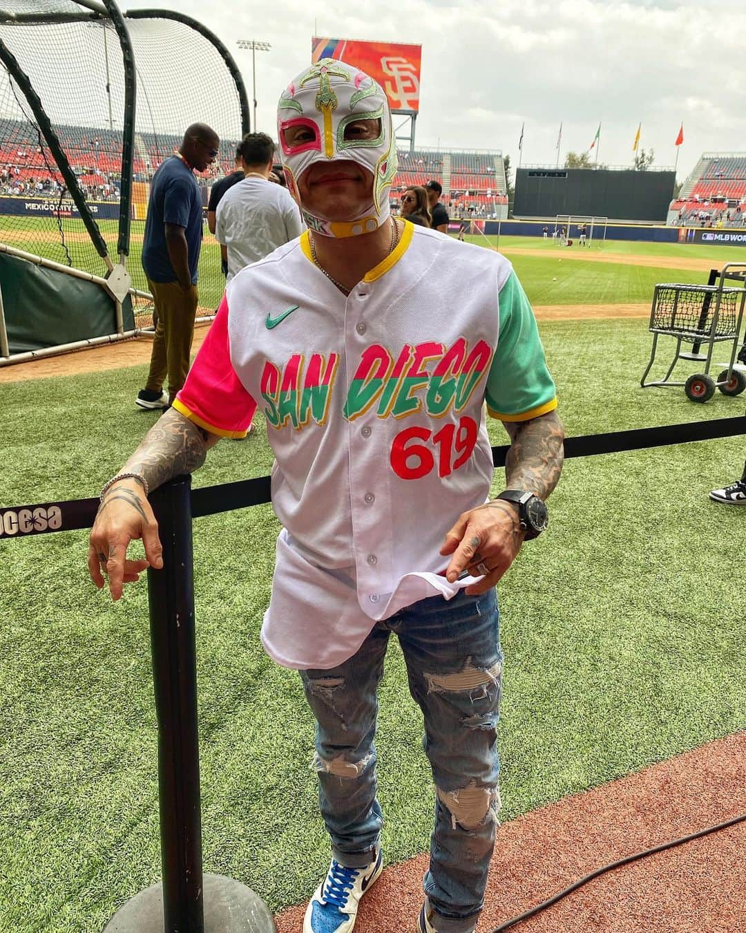 のインスタグラム：「What a time! Thank you @padres   #booyaka #MexicoCitySeries #quepadres」
