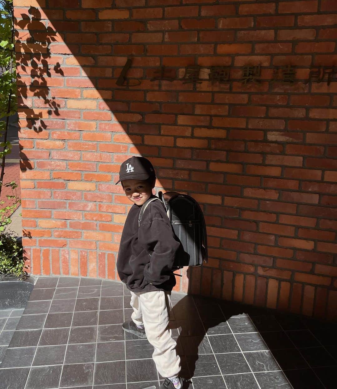 正中雅子のインスタグラム：「ランドセルと息子の記録🎒✍️  まだまだ赤ちゃんだと思ってる息子もまさかの来年には小学生😳🥺  そして、ランドセル背負っても全く違和感もないしいつの間にか大きくなってるんだねー🥺🫶  娘もお世話になった　@tsuchiya_randoseru で5秒で決まったランドセル選び😂  息子はグレー一択で即決でした☺︎  まだまだ甘えてくれるけど、 みんなが見てる前ではカッコつける昭和男子な息子。  これからもオカンは横で楽しく成長を見守っているよ🤍  #ランドセル選び #息子 #5歳」
