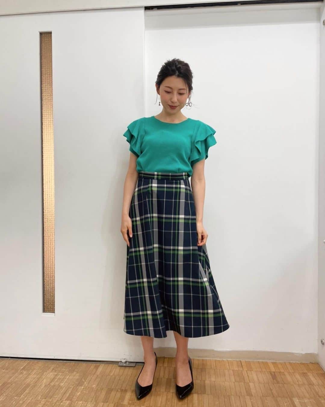 上村彩子さんのインスタグラム写真 - (上村彩子Instagram)「. 5月がスタート🍃 Pick up! BS-TBSはこちらの衣装です。  ピアスがアシンメトリーで可愛かったので ぜひオンエアで注目してください！  今月もよろしくお願いします😊」5月1日 10時04分 - saekokamimura