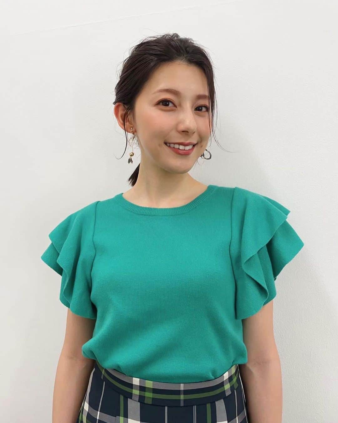 上村彩子のインスタグラム：「. 5月がスタート🍃 Pick up! BS-TBSはこちらの衣装です。  ピアスがアシンメトリーで可愛かったので ぜひオンエアで注目してください！  今月もよろしくお願いします😊」