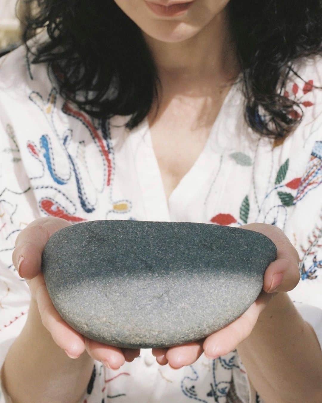 とよた真帆さんのインスタグラム写真 - (とよた真帆Instagram)「作品撮り  "養石中の石と"🪨  写真家 @makoto88kamiya  内面を撮る写真家。  "まほさん、この石持って" とおもむろに石を持たせてくれました  良く分かっていらっしゃる🙇‍♀️🪨  #thank you #写真  #フィルム  #フィルムカメラ  #photographer  #石  #stone  #suiseki」5月1日 10時05分 - maho_toyota