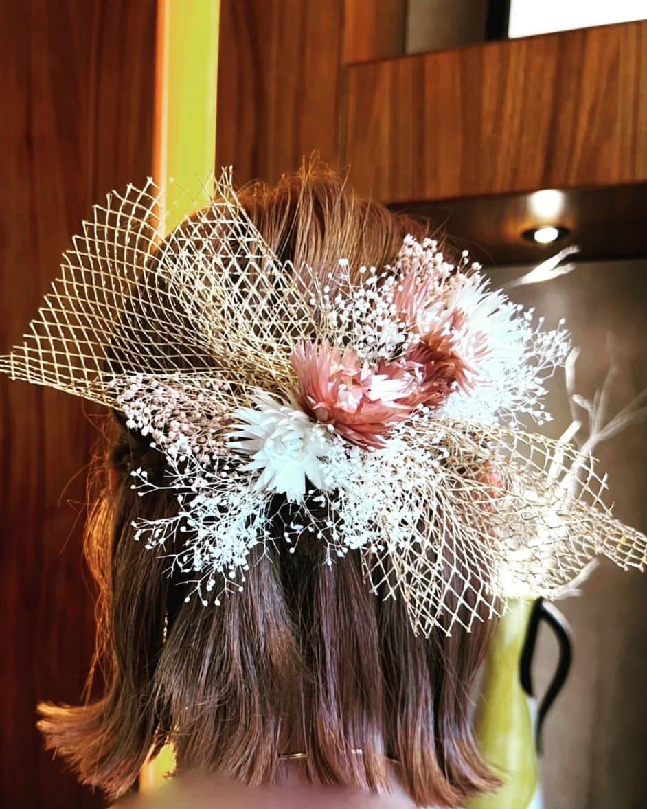 Machicoさんのインスタグラム写真 - (MachicoInstagram)「C クレイトンベイホテルさんのヘアメイクさんに髪かわいいかわいいしていただきました✨ 髪飾りお花とかつけてもらったんだあ♪ ショートヘアでもこんなに華やかに🏰 #Machico #ショートヘア #ヘアアレンジ #ハーフアップ」5月1日 10時15分 - machico_3s25