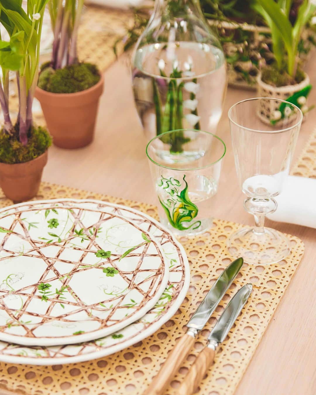 のインスタグラム：「5月1日は #すずらんの日。 #Dior のテーブルセッティングで食卓を彩って🌿 フランスを中心とした国々では5月1日 にすずらんを贈り合う文化があり、受け取った人には幸運が訪れるという言い伝えがあるそう。こんな素敵な日には、ディオールが提案するクローバーとすずらんのブーケをあしらったニュー リリー オブ ザ バレーコレクションのテーブルセッティングのアイデアを参考に。 「森の鈴」と呼ばれる可憐な白い花を咲かせるすずらんで春の訪れを感じて。  #ディオール #DiorMaison #Jourdemuguet #すずらん #lilyofthevalley」