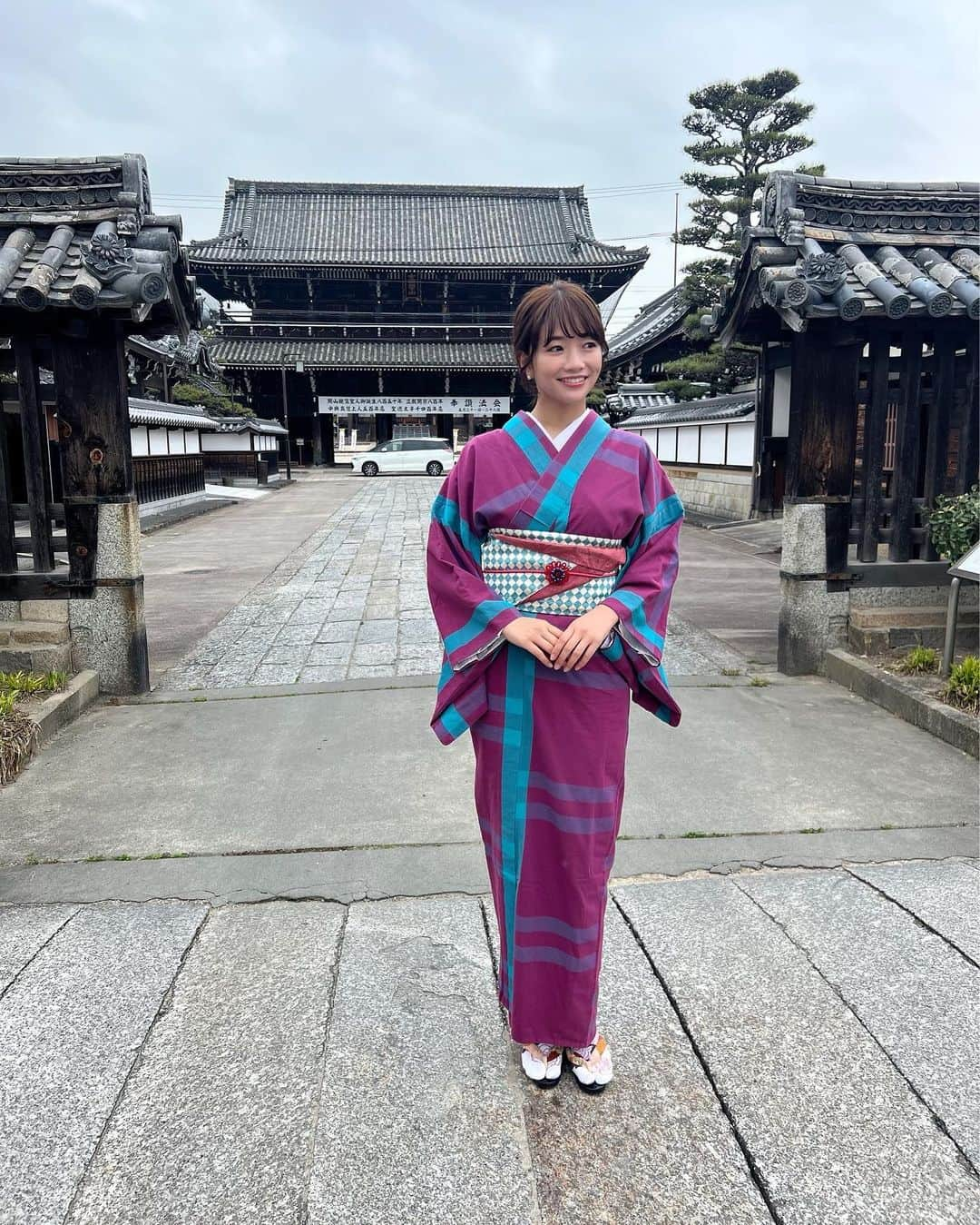 川村茉由さんのインスタグラム写真 - (川村茉由Instagram)「この前ZTV『プラスM』のロケで 伊勢木綿の着物を着て、 三重県津にある 高田本山専修寺と寺内町へ👘  高田本山専修寺は 最近『レジェンド&バタフライ』や 『わたしの幸せな結婚』の ロケ地にもなったところ☝️  ちなみにここのPVにも 出演させて頂いています🥰🙏  #専修寺 #高田本山 #高田本山専修寺 #ZTV #プラスM #松本クリニック #レジェンドアンドバタフライ  #わたしの幸せな結婚 #三重県 #津市 #寺内町」5月1日 10時15分 - mayupi_k