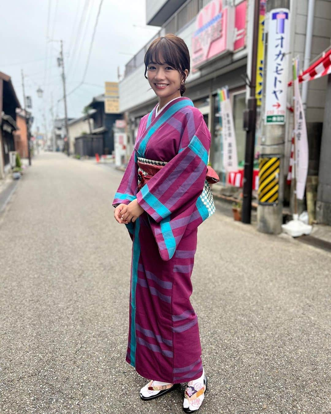 川村茉由さんのインスタグラム写真 - (川村茉由Instagram)「この前ZTV『プラスM』のロケで 伊勢木綿の着物を着て、 三重県津にある 高田本山専修寺と寺内町へ👘  高田本山専修寺は 最近『レジェンド&バタフライ』や 『わたしの幸せな結婚』の ロケ地にもなったところ☝️  ちなみにここのPVにも 出演させて頂いています🥰🙏  #専修寺 #高田本山 #高田本山専修寺 #ZTV #プラスM #松本クリニック #レジェンドアンドバタフライ  #わたしの幸せな結婚 #三重県 #津市 #寺内町」5月1日 10時15分 - mayupi_k