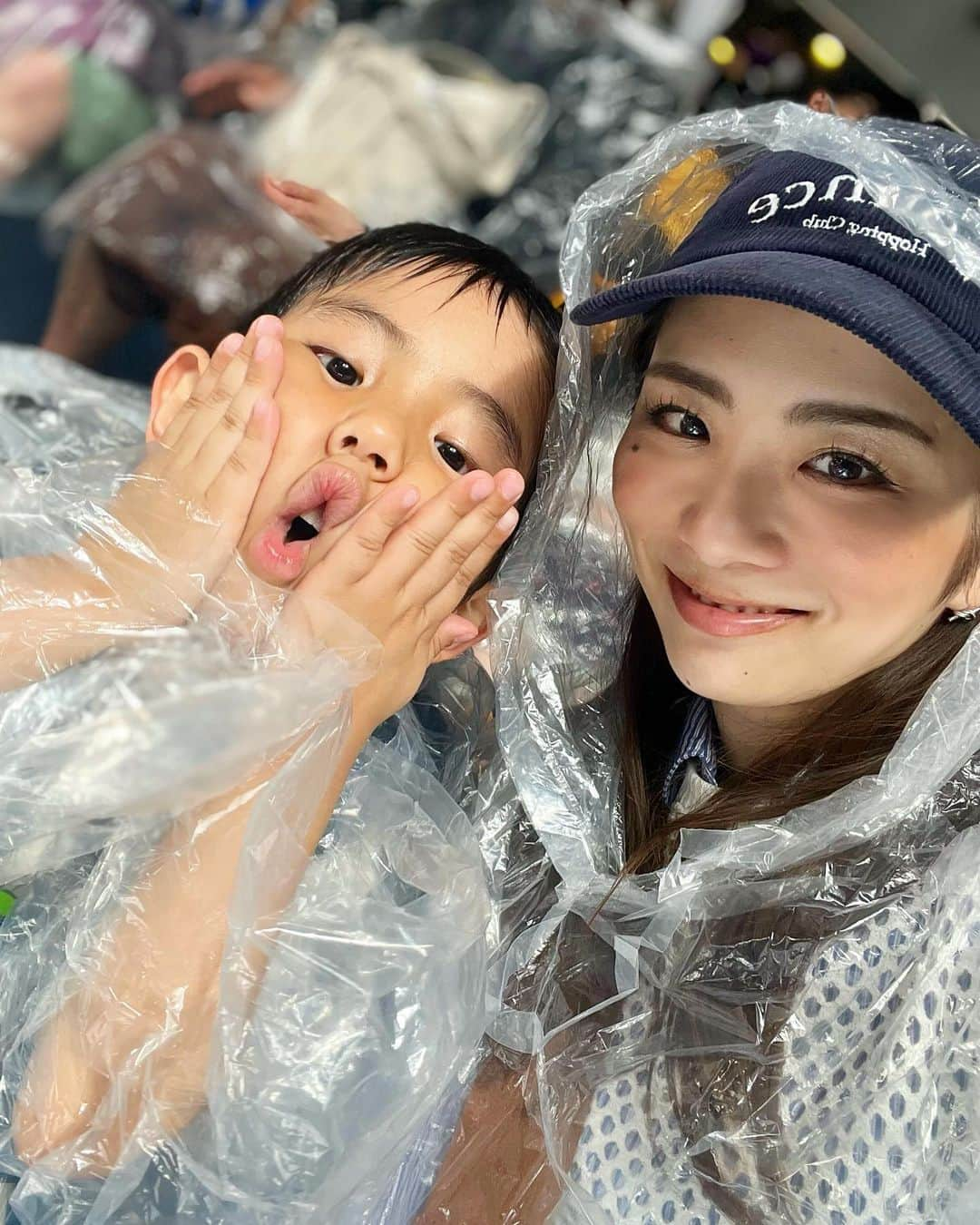 藤田志穂さんのインスタグラム写真 - (藤田志穂Instagram)「子鉄と久々に水族館🐠 ・ 前までは、せっかく連れて行っても、親が期待していたように楽しんでもらえない事も多くて（笑） ・ それでも、子供の楽しそうな笑顔の為にお出かけして、最高な笑顔が見れたらそれでオッケー👌 ・ そんなお出かけが多かったけど、最近は2人きりのお出かけも、一緒に楽しむ事が出来て本当に面白い👍 ・ 👦「母ちゃん、こっち座れば？」 👦「ボクが荷物を持つよ！」 👦「今日は有り難う！良い1日だった！」 ・ 笑顔だけじゃなく、そんな気遣いなんかも出来るようになっちゃって🥹👏 ・ たまたまタイミングの合ったイルカショーでは、2人して気合い入れてレインポンチョ着てたのに、後半に気を抜いたタイミングでイルカからのスプラッシュを頂いて、2人してびしょ濡れになりました🤣 ・ 今までの子鉄なら、予想外の出来事にテンションがガタ落ちしてただろうけど、とても喜んでいたのもまた成長👏  次はシャチショー見に行きたいらしいので、誰か行こー🥹🙌 ・ ちなみに 水族館に向かう途中、電車内でプラレールスタンプラリーを見つけてしまい、水族館を楽しみながらも時折スタンプラリーを思い出すらしく、ソワソワしていた子鉄🤣 ・ やっぱり、頭の中の優先順位は電車な子鉄です（笑） ・ #子供とお出かけ #品川アクアパーク  #5歳ってすごい #相方感 #どんどん出てくる #昔は #外出する度に #背中で床掃除してた #懐かしいなぁ 😂 #子鉄とお出かけ」5月1日 10時29分 - shiho_fujita44