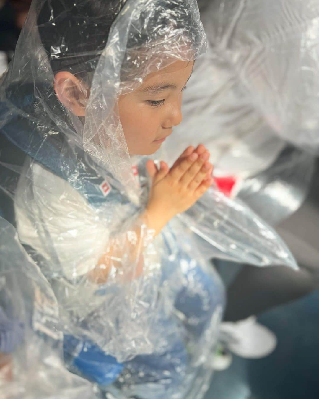 藤田志穂さんのインスタグラム写真 - (藤田志穂Instagram)「子鉄と久々に水族館🐠 ・ 前までは、せっかく連れて行っても、親が期待していたように楽しんでもらえない事も多くて（笑） ・ それでも、子供の楽しそうな笑顔の為にお出かけして、最高な笑顔が見れたらそれでオッケー👌 ・ そんなお出かけが多かったけど、最近は2人きりのお出かけも、一緒に楽しむ事が出来て本当に面白い👍 ・ 👦「母ちゃん、こっち座れば？」 👦「ボクが荷物を持つよ！」 👦「今日は有り難う！良い1日だった！」 ・ 笑顔だけじゃなく、そんな気遣いなんかも出来るようになっちゃって🥹👏 ・ たまたまタイミングの合ったイルカショーでは、2人して気合い入れてレインポンチョ着てたのに、後半に気を抜いたタイミングでイルカからのスプラッシュを頂いて、2人してびしょ濡れになりました🤣 ・ 今までの子鉄なら、予想外の出来事にテンションがガタ落ちしてただろうけど、とても喜んでいたのもまた成長👏  次はシャチショー見に行きたいらしいので、誰か行こー🥹🙌 ・ ちなみに 水族館に向かう途中、電車内でプラレールスタンプラリーを見つけてしまい、水族館を楽しみながらも時折スタンプラリーを思い出すらしく、ソワソワしていた子鉄🤣 ・ やっぱり、頭の中の優先順位は電車な子鉄です（笑） ・ #子供とお出かけ #品川アクアパーク  #5歳ってすごい #相方感 #どんどん出てくる #昔は #外出する度に #背中で床掃除してた #懐かしいなぁ 😂 #子鉄とお出かけ」5月1日 10時29分 - shiho_fujita44