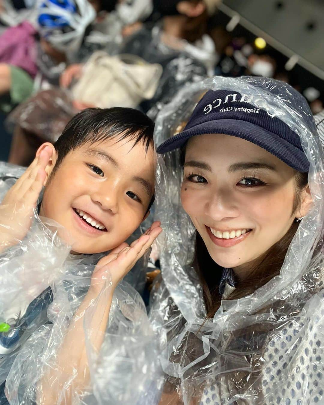 藤田志穂さんのインスタグラム写真 - (藤田志穂Instagram)「子鉄と久々に水族館🐠 ・ 前までは、せっかく連れて行っても、親が期待していたように楽しんでもらえない事も多くて（笑） ・ それでも、子供の楽しそうな笑顔の為にお出かけして、最高な笑顔が見れたらそれでオッケー👌 ・ そんなお出かけが多かったけど、最近は2人きりのお出かけも、一緒に楽しむ事が出来て本当に面白い👍 ・ 👦「母ちゃん、こっち座れば？」 👦「ボクが荷物を持つよ！」 👦「今日は有り難う！良い1日だった！」 ・ 笑顔だけじゃなく、そんな気遣いなんかも出来るようになっちゃって🥹👏 ・ たまたまタイミングの合ったイルカショーでは、2人して気合い入れてレインポンチョ着てたのに、後半に気を抜いたタイミングでイルカからのスプラッシュを頂いて、2人してびしょ濡れになりました🤣 ・ 今までの子鉄なら、予想外の出来事にテンションがガタ落ちしてただろうけど、とても喜んでいたのもまた成長👏  次はシャチショー見に行きたいらしいので、誰か行こー🥹🙌 ・ ちなみに 水族館に向かう途中、電車内でプラレールスタンプラリーを見つけてしまい、水族館を楽しみながらも時折スタンプラリーを思い出すらしく、ソワソワしていた子鉄🤣 ・ やっぱり、頭の中の優先順位は電車な子鉄です（笑） ・ #子供とお出かけ #品川アクアパーク  #5歳ってすごい #相方感 #どんどん出てくる #昔は #外出する度に #背中で床掃除してた #懐かしいなぁ 😂 #子鉄とお出かけ」5月1日 10時29分 - shiho_fujita44