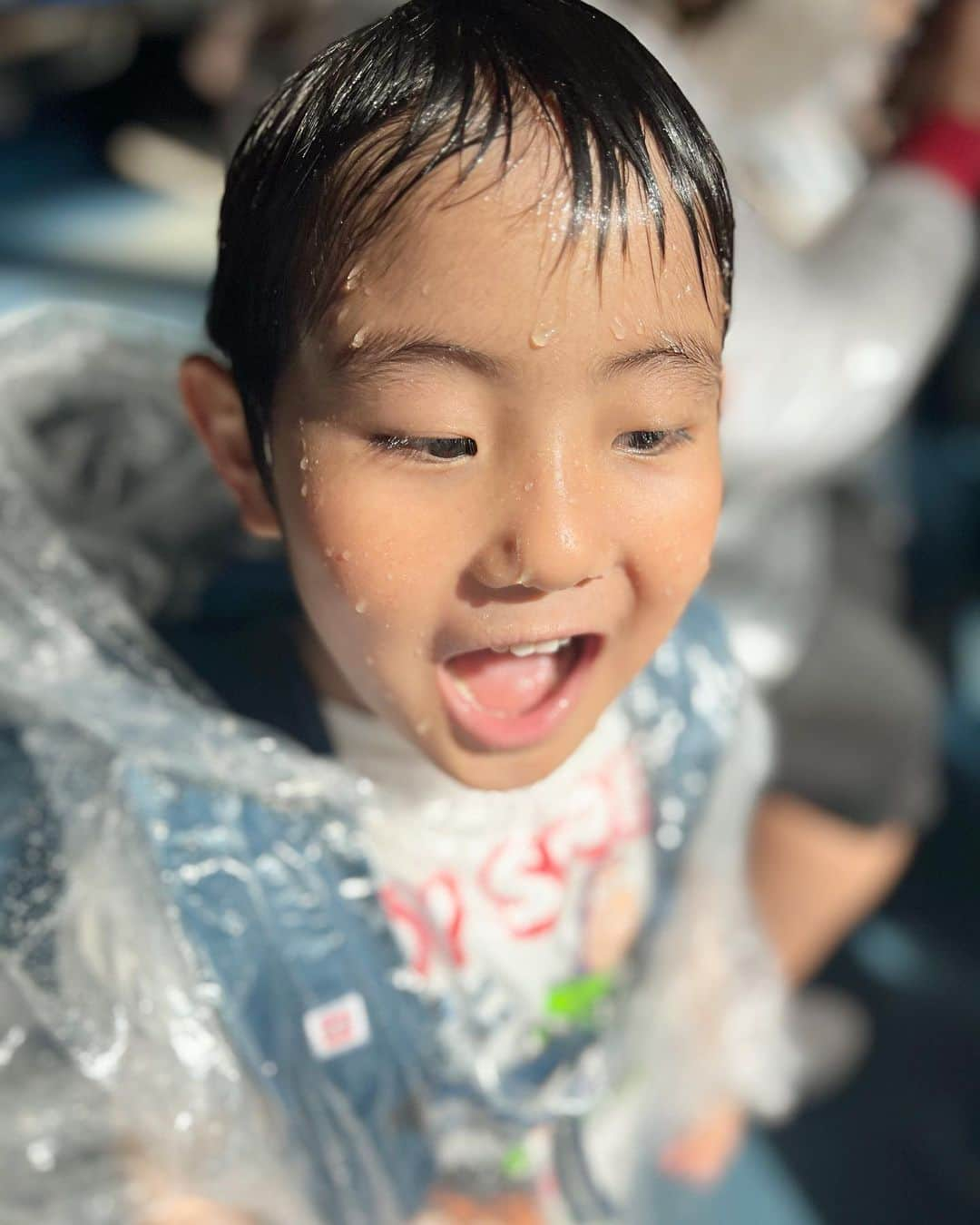 藤田志穂さんのインスタグラム写真 - (藤田志穂Instagram)「子鉄と久々に水族館🐠 ・ 前までは、せっかく連れて行っても、親が期待していたように楽しんでもらえない事も多くて（笑） ・ それでも、子供の楽しそうな笑顔の為にお出かけして、最高な笑顔が見れたらそれでオッケー👌 ・ そんなお出かけが多かったけど、最近は2人きりのお出かけも、一緒に楽しむ事が出来て本当に面白い👍 ・ 👦「母ちゃん、こっち座れば？」 👦「ボクが荷物を持つよ！」 👦「今日は有り難う！良い1日だった！」 ・ 笑顔だけじゃなく、そんな気遣いなんかも出来るようになっちゃって🥹👏 ・ たまたまタイミングの合ったイルカショーでは、2人して気合い入れてレインポンチョ着てたのに、後半に気を抜いたタイミングでイルカからのスプラッシュを頂いて、2人してびしょ濡れになりました🤣 ・ 今までの子鉄なら、予想外の出来事にテンションがガタ落ちしてただろうけど、とても喜んでいたのもまた成長👏  次はシャチショー見に行きたいらしいので、誰か行こー🥹🙌 ・ ちなみに 水族館に向かう途中、電車内でプラレールスタンプラリーを見つけてしまい、水族館を楽しみながらも時折スタンプラリーを思い出すらしく、ソワソワしていた子鉄🤣 ・ やっぱり、頭の中の優先順位は電車な子鉄です（笑） ・ #子供とお出かけ #品川アクアパーク  #5歳ってすごい #相方感 #どんどん出てくる #昔は #外出する度に #背中で床掃除してた #懐かしいなぁ 😂 #子鉄とお出かけ」5月1日 10時29分 - shiho_fujita44