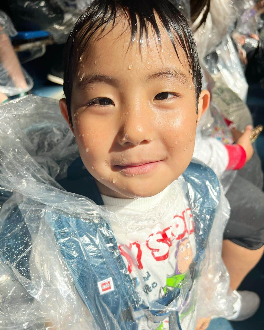 藤田志穂さんのインスタグラム写真 - (藤田志穂Instagram)「子鉄と久々に水族館🐠 ・ 前までは、せっかく連れて行っても、親が期待していたように楽しんでもらえない事も多くて（笑） ・ それでも、子供の楽しそうな笑顔の為にお出かけして、最高な笑顔が見れたらそれでオッケー👌 ・ そんなお出かけが多かったけど、最近は2人きりのお出かけも、一緒に楽しむ事が出来て本当に面白い👍 ・ 👦「母ちゃん、こっち座れば？」 👦「ボクが荷物を持つよ！」 👦「今日は有り難う！良い1日だった！」 ・ 笑顔だけじゃなく、そんな気遣いなんかも出来るようになっちゃって🥹👏 ・ たまたまタイミングの合ったイルカショーでは、2人して気合い入れてレインポンチョ着てたのに、後半に気を抜いたタイミングでイルカからのスプラッシュを頂いて、2人してびしょ濡れになりました🤣 ・ 今までの子鉄なら、予想外の出来事にテンションがガタ落ちしてただろうけど、とても喜んでいたのもまた成長👏  次はシャチショー見に行きたいらしいので、誰か行こー🥹🙌 ・ ちなみに 水族館に向かう途中、電車内でプラレールスタンプラリーを見つけてしまい、水族館を楽しみながらも時折スタンプラリーを思い出すらしく、ソワソワしていた子鉄🤣 ・ やっぱり、頭の中の優先順位は電車な子鉄です（笑） ・ #子供とお出かけ #品川アクアパーク  #5歳ってすごい #相方感 #どんどん出てくる #昔は #外出する度に #背中で床掃除してた #懐かしいなぁ 😂 #子鉄とお出かけ」5月1日 10時29分 - shiho_fujita44