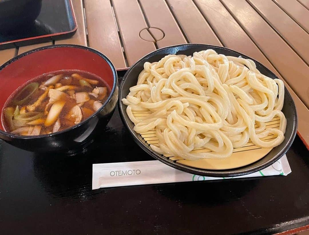 南武果歩のインスタグラム：「埼玉名物、肉汁うどん！  家で作って食べるくらいなの。  出汁がたまらない〜〜〜  #埼玉#肉汁うどん#サービスエリア#ドライブ」