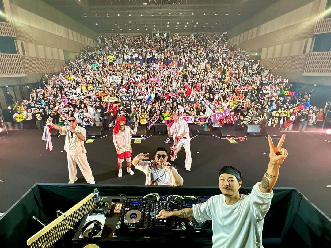 HAN-KUNのインスタグラム：「松山ありがとう！  久々にあんなに 砕けたライブになったのは みんなが受け入れてくれる 安心感のおかげ  音楽できて幸せだな とライブ中に感じれた 貴重な時間でした  ライブ後もチームで ご飯食べて楽しかったな  四国の旅最高だった！！  またよろしく！！  #湘南乃風 #えどさんさいこう」