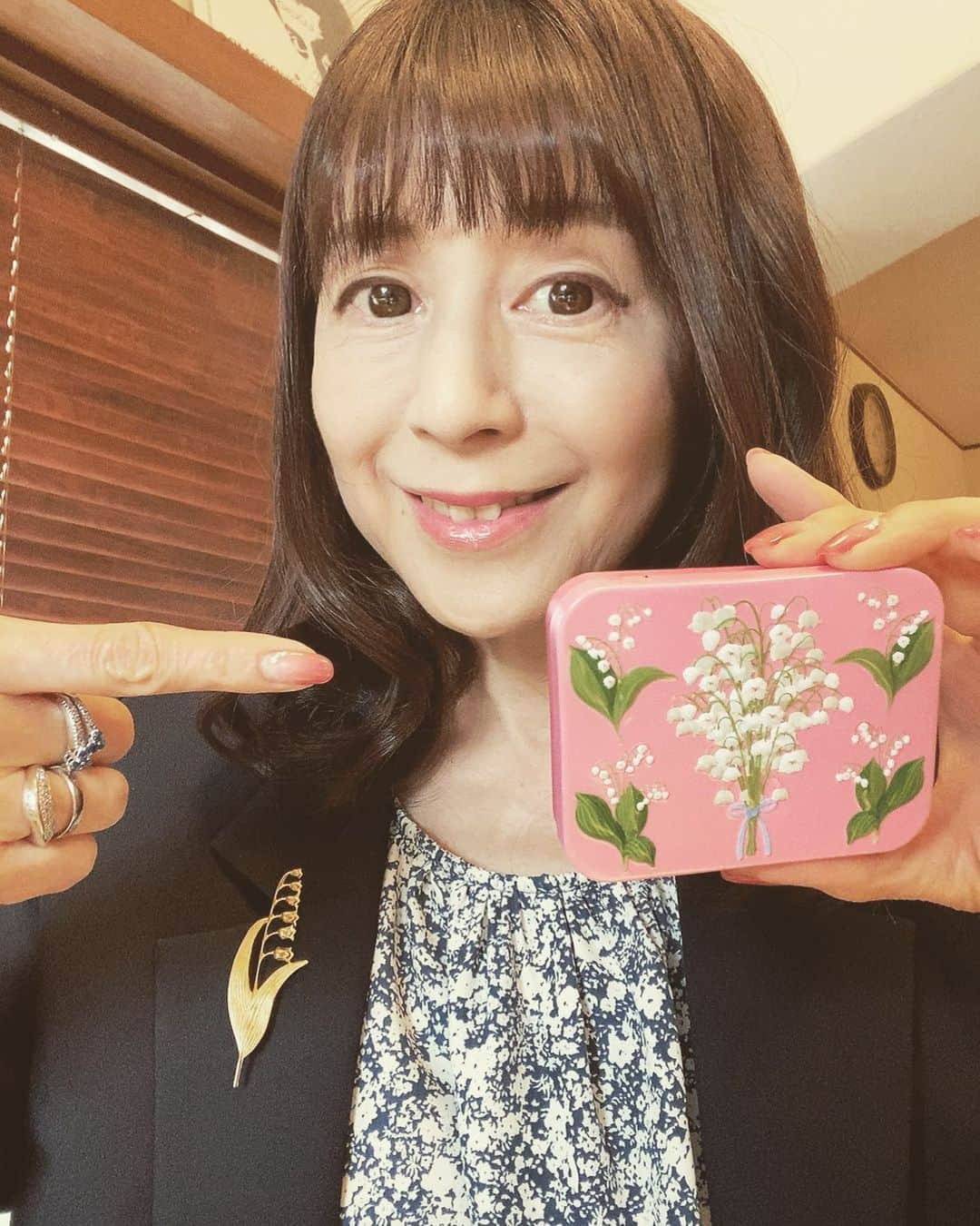 堤信子のインスタグラム：「も一つスズラン^_^ #エウレカ  の #お菓子缶  #スズラン缶  大人気で完売のようですが、この缶、手のひらサイズで鞄に忍ばせるのにぴったり。 この後11時10分からの、#渋谷のラジオ #渋谷でブランチトーク  に持っていきます^_^ #エウレカ　には他にも可愛い手のひら缶があるので要チェックです！ #堤信子 #お菓子箱の世界」