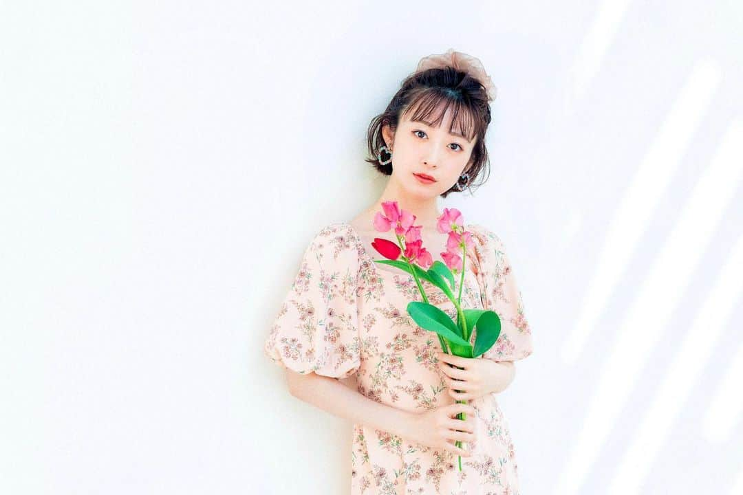 河内美里のインスタグラム：「🌷🫧    手の添え方が… リコーダー持ってるみたい…        #カレンダー #5月 #アザーカット       .」