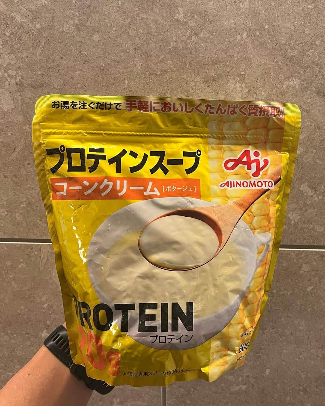 松田丈志さんのインスタグラム写真 - (松田丈志Instagram)「味の素さんから新商品のプロテインスープが届きました！ スプーン3杯でプロテイン20gが摂れるという優れ物スープらしいが、大体こういうのは味が…ねぇ。 という事でドキドキしながら飲みましたが…  普通に美味しい😆 いわゆる普通のコーンスープです🙆‍♂️ このプロテイン含有量とこの味を両立させたのは凄い！！ 粉末になっていて、付属スプーンとお湯の量で飲む量も調節できるので、タイミングや運動量に合わせて摂れて、使い勝手良さそう。  この商品を私が使うとしたら… ⚫︎トレーニング後の食事までの繋ぎとして。 ⚫︎食事にタンパク質が少ないと思った時に追加する。 ⚫︎朝、時間ない時にさっと飲んで出かける。 ⚫︎体重減らしたい時に1回の食事として代替する。 ⚫︎子供の補食や食事に汁物がない時に追加する。 などでしょうか。 皆さんもお試しあれ👍 #勝ち飯  #勝ち飯アンバサダー  #自分超え」5月1日 10時43分 - tkc001