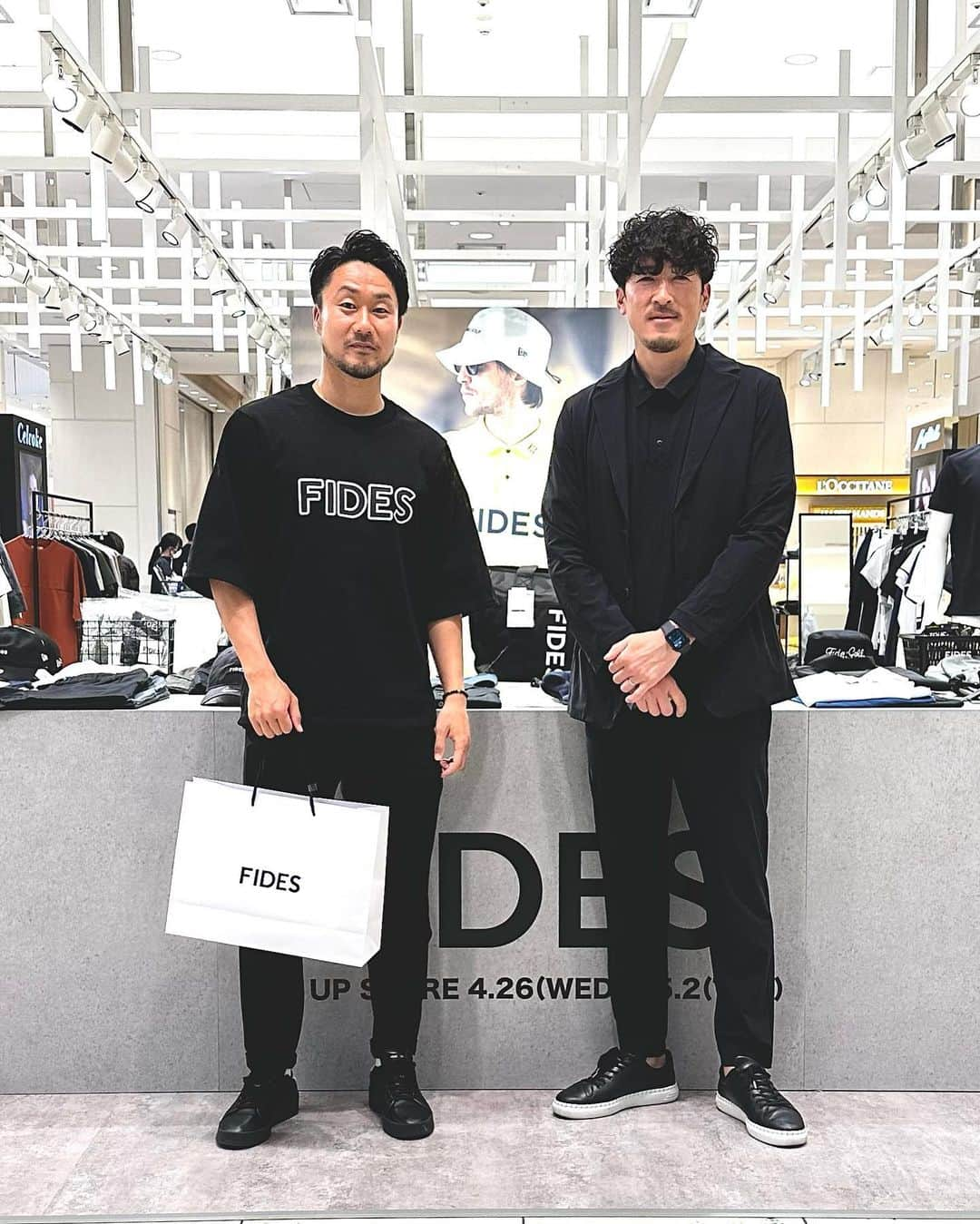 小林久晃さんのインスタグラム写真 - (小林久晃Instagram)「岩田屋本店POP UP6日目。 残すところ2日となりました。本日もたくさんのご来店お待ちしております。 写真は昨日、練習後駆けつけてくれた藤田直之です。今は選手もだいぶ入れ替わったので、鳥栖で一緒にプレーしてた数少ない1人。何かと一緒にいる事も多かったので、彼の活躍する姿を見るのは本当に嬉しい。怪我には気をつけて、思いっきりサッカー楽しんでください。いつもありがとう。 #藤田直之 #サガン鳥栖 #変わらぬ安定感 #またゆっくり #thanks #fides #IWATAYA」5月1日 10時43分 - teruteru620