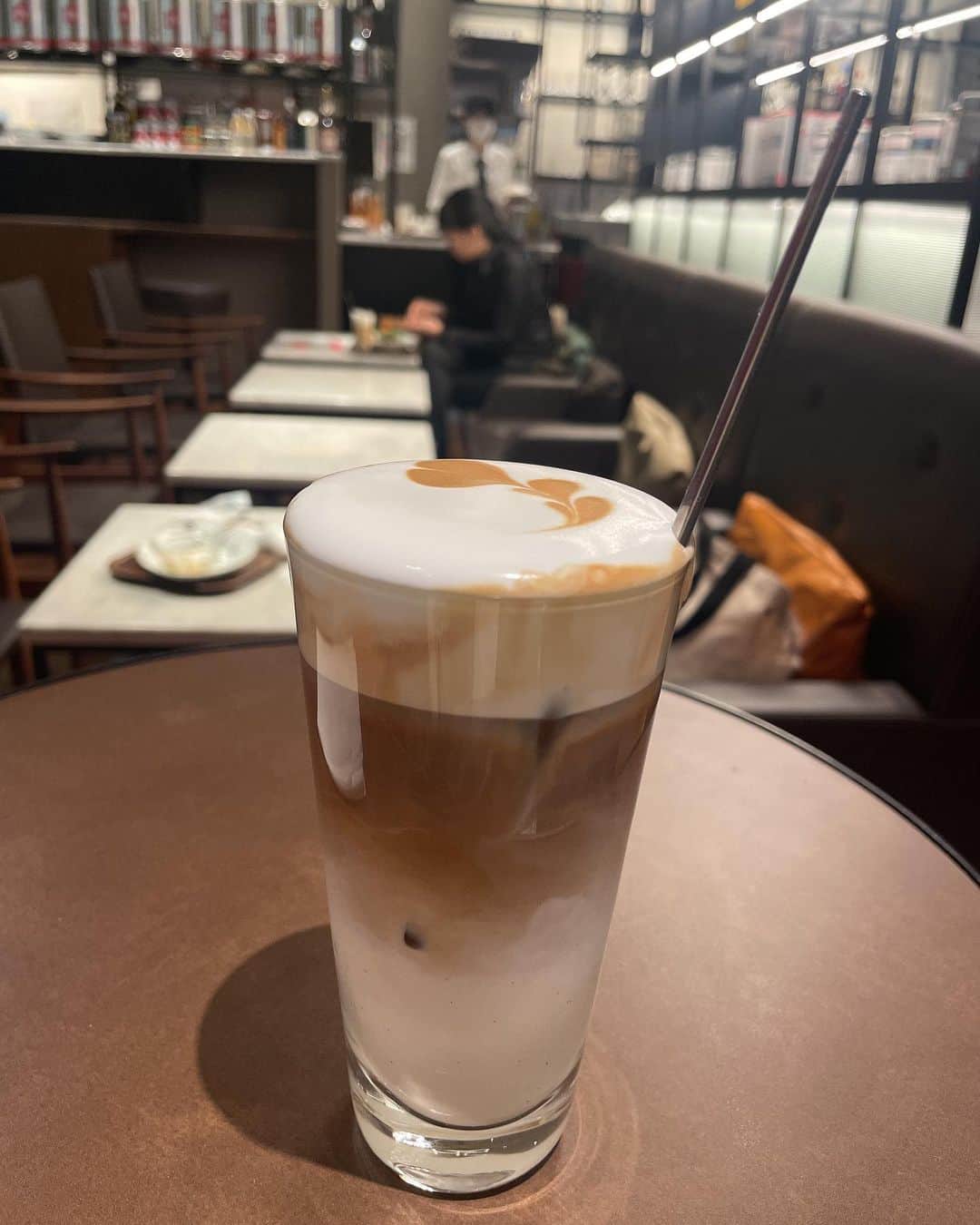 理絵のインスタグラム：「今日は昨日に比べると少し涼しいですが、イリーでアイスカプチーノ🤎  何度も載せていますがPRでも何でもなく普通に大好きで、みんなに飲んでもらいたくて書いてます🤍  アイスカプチーノには専用のマシーンで、艶が出るほどきめ細かく泡立てた冷たいフローストミルク使用していて  ストローなしで直接グラスから飲むと、ベルベットのような口当たりに心がほっと癒されます🤍  アイスのカプチーノを出しているお店は珍しいし、このきめの細かいフワフワなミルクは他では味わったこと無いです❕  フローストミルクはホットではなくアイス専用のマシーンで作るので注文する際はお間違いなくー♪  #イリー #illy #アイスカプチーノ #カプチーノ #cappuccino #お気に入り」
