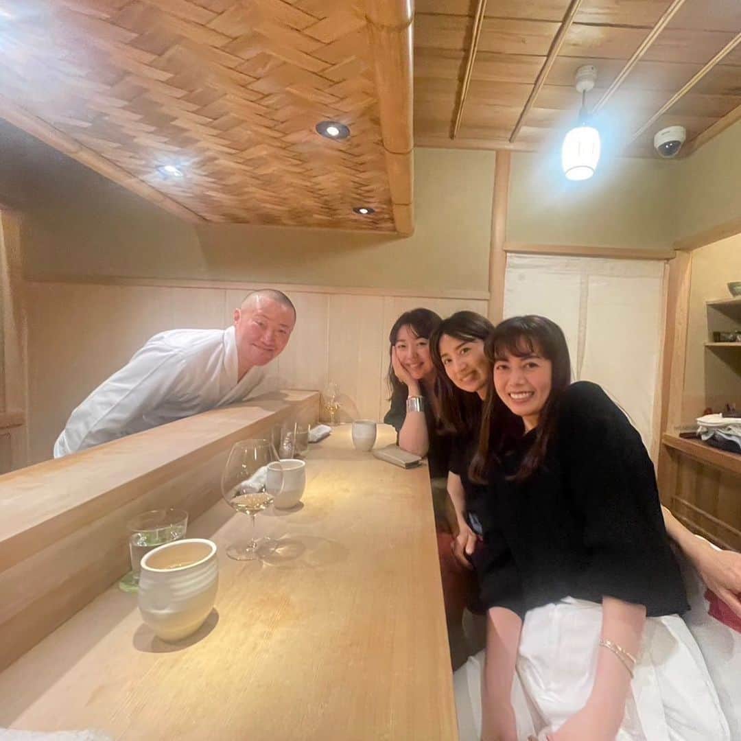 東原亜希さんのインスタグラム写真 - (東原亜希Instagram)「いつかの、ふふふ🤍🤍🤍🤤無限に食べたい🥹🍣大好きな2人🤍あ、3人😂 @masamichiamamoto @miwanakabayashi @kanavelnica」5月1日 10時47分 - akihigashihara