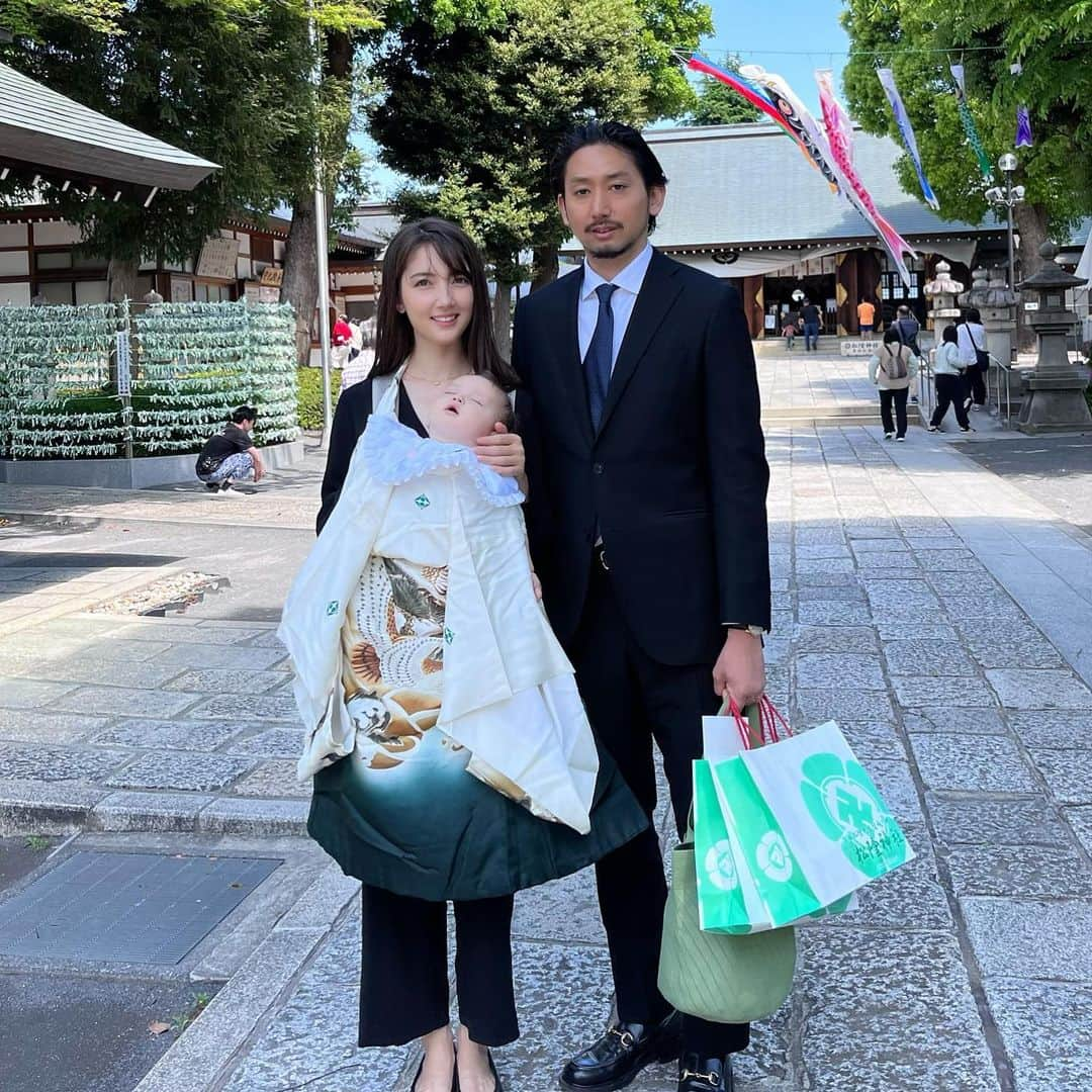 クリスティー麻里子さんのインスタグラム写真 - (クリスティー麻里子Instagram)「お宮参り⛩  やっと行けました！！ しかし大きくなりすぎて、 お帽子が入りませんでした🤣  .  .  #お宮参り #お宮参りフォト #お宮参り写真 #赤ちゃん #ベビー #家族 #家族写真 #ファミリー #ファミリーフォト #生後6ヶ月 #令和4年ベビー #赤ちゃんのいる暮らし #三男 #三兄弟 #三児ママ #三兄弟ママ #兄弟ママ」5月1日 10時48分 - christymariko