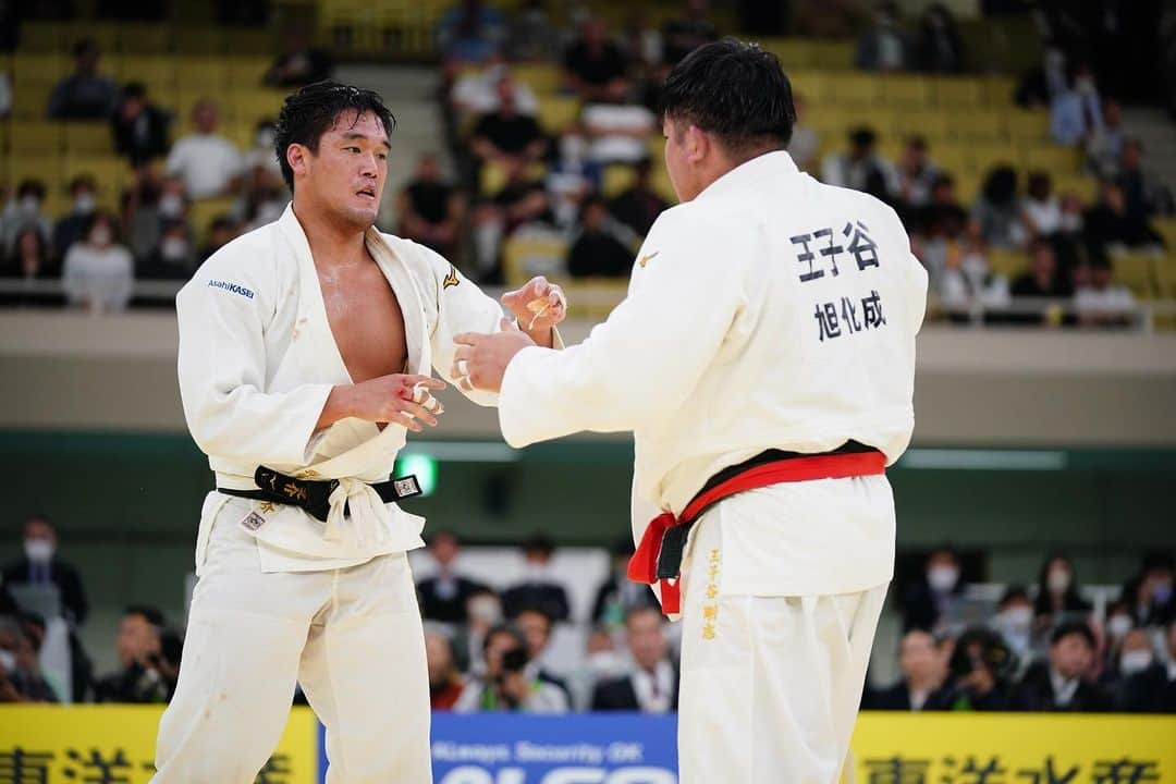 羽賀龍之介さんのインスタグラム写真 - (羽賀龍之介Instagram)「決勝で対戦した王子谷は高校・大学・会社の後輩です。これまで一番近くで共に戦ってきた仲間です。試合前日も前々日も夕飯を一緒に食べました笑 そんな彼と決勝戦で戦えた嬉しさ。負けた悔しさ。色んな思いがあります。 大学の後輩たちが沢山出場していたし、後輩たちに突き上げられてるな。6月は実業団日本一を決める団体戦があります。そちらに向けてまた頑張ります。」5月1日 10時52分 - ryunosukehaga