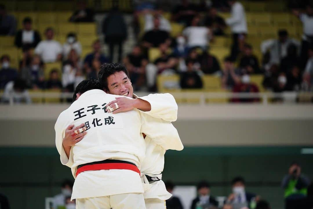 羽賀龍之介のインスタグラム：「決勝で対戦した王子谷は高校・大学・会社の後輩です。これまで一番近くで共に戦ってきた仲間です。試合前日も前々日も夕飯を一緒に食べました笑 そんな彼と決勝戦で戦えた嬉しさ。負けた悔しさ。色んな思いがあります。 大学の後輩たちが沢山出場していたし、後輩たちに突き上げられてるな。6月は実業団日本一を決める団体戦があります。そちらに向けてまた頑張ります。」