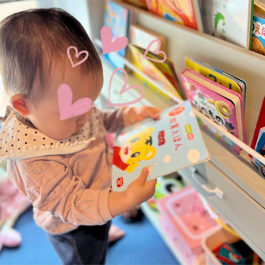 名塚佳織さんのインスタグラム写真 - (名塚佳織Instagram)「📗 本が大好きなチビたんは…  朝からいそいそ本棚に近づき 吟味し…  これ！！と決めると にやりと笑い… 読んで♡ と近づいてきますw  保育園に行く前の読書タイム♡ 私にとっては仕事前の発声練習♪w」5月1日 10時52分 - nazuka_kaori424