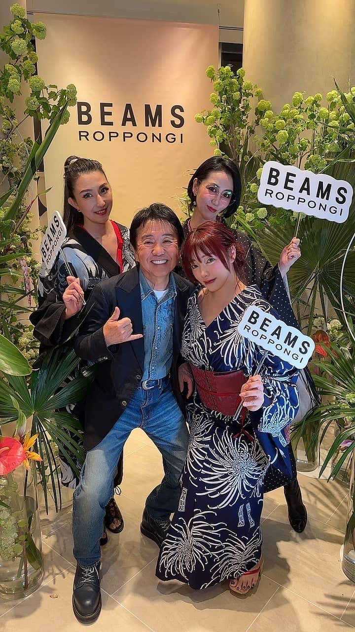 のインスタグラム：「2023/4/27  BEAMS ROPPONGI HILLS リニューアル・レセプションパーティー おめでとう㊗️ございます  【BEAMS✖️吉田カバン✖️ BabyDollTokyo緑川ミラノ】コラボレーションしたBAGは持ち手が鞭になる優れもの？とお出かけしてきました❤️もちろんkimono corsetも着用しました。  オシャレなセレクトショップは 何時間でも居られるほど、 夢がいっぱい。  お洋服の文化ソノモノが 大好きなワタクシメ。  思わずジックリ眺めてしまいます👀  リニューアルしたBEAMSさん、 欲しい物が沢山！オシャレな店員さんがいて着ているものを尋ねていたら完売とのこと、流石です！ 😂😂😂  「自分のドラマを生きましょう」 「自分をきちんと欲張ること」 「欲望に素直なオトナはちょっとかわいい。」  ドキドキしちゃうコピーが刺さる 六本木MODE感漂うホームページ。 どうしてビームスさんが手がけるとなんでも オシャレに見えちゃうのでしょうか❓❓❓  ご挨拶させていただいた 皆様、今後とも宜しくお願いします🌹  ✅ ストアやHPも チェックしてみてくださいね🌈  https://www.beams.co.jp/special/roppongihills/  - - - - - 🥀🥀🥀 - - - -   #beams #beamsroppongihills   - - - - - 🥀🥀🥀 - - - - -  《 ABOUT 緑川ミラノ 》 日常にセクシーとゴージャスを🫦🌹  オンライン・セレクトショップ 「Baby Doll Tokyo -mirano BOTE-」運営  天然バロックパールなどのジュエリーショップ 「Freya-フレイヤ-」でも女性の美を応援中💋  《 ハイライトには…?? 》 緑川ミラノが手がけるコルセットや フェティッシュでセクシーな ファッションアイテムをイージーオーダー 出来るオンラインページ🌹  不定期開催のポップアップストアなどについて まとめてあります🖤  スタイリスト、スタイリング コーディネート提案✨ コルセットを使ったトークショー⏳ お仕事のご依頼はお気軽にDMで💌✨  - - - - - 🥀🥀🥀- - - - -  #緑川ミラノ #マダムミラノ #美と退廃 #コルセット #コルセット生活 #コルセットコーデ #フェティッシュ #フェティッシュファッション #corset #corsetdress」