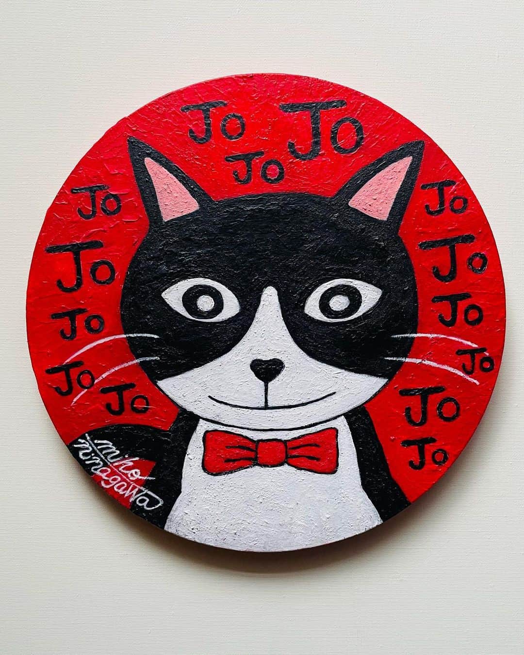 蜷川みほのインスタグラム：「今年も、ギャラリーMalle 主催の東日本大震災被災地支援・チャリティー展に参加します。  今回のテーマは、”友だち”という事で、来年10歳になる愛猫のJOJO 🐈‍⬛を描きました❣️ タイトルは『Thank you！JOJO』です🐈‍⬛🖼️💕  このチャリティ展は、今年で13回を迎えます。44名の作家達が”描いた素敵な作品を是非、お愉しみ下さい🖼️🌈✨  ☆東日本大震災被災地支援・チャリティー展XIII友だち ＊2023年5月2日（火）～5月7日#（日）12：00～19：00／最終日17：00 ・〒150-0013 東京都渋谷区恵比4-10-18-2階 https://galeriemalle.jp/archives/10025  ※売り上げの一部はあしなが東日本大震災遺児支援募金に寄付となります。  #絵画  #art  #友だち #猫 #ニャンコ先生 #ギャラリーmalle  #東日本大震災被災地支援  #チャリティー」