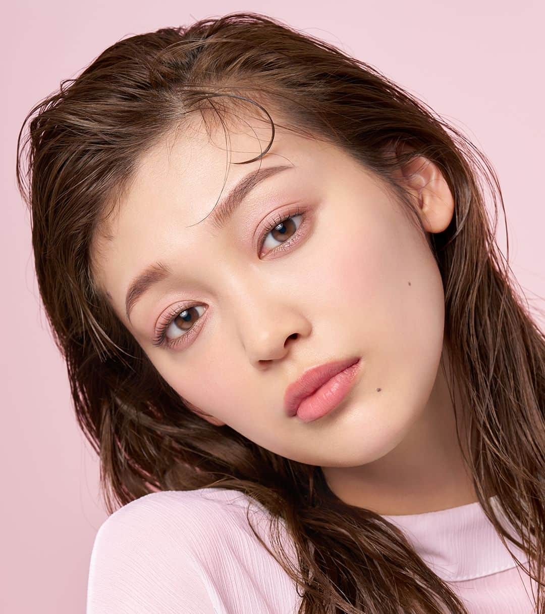 マキアージュのインスタグラム：「＼抜群の可愛さ／ マキアージュの #大人ピンクメイク 🌸   おでかけ日和には​ 旬のカラーを取り入れて 気分を上げていきませんか？✨  肌馴染みの良い ピンクカラーが 華やかな印象に 仕上げてくれるはず！  まずはどのパーツから 挑戦してみる？  ⬛ドラマティックアイカラー  (パウダー) RS319 ルビーカカオ RD532 カシスボンボン PK142 バニラシュガー ￥990(税込)  ⬛ドラマティックチークカラー  (パウダー) PK321ベリーマカロン ￥1,980円（税込）  ⬛ドラマティックリップカラー  (グロッシー) PK431チェリージュレ 各色￥990円（税込）  ※価格は参考小売価格です （お店によって異なる場合があります。) ----------------------------------------------  マキアージュ公式Instagramでは 新商品やメイクに関する様々な情報を お届けしています！  気になった方はぜひ @maquillage_jp のプロフィールから checkしてみてください  ----------------------------------------------  #マキアージュ #大人ピンクメイク #ドラマティックの予感 #ドラマティックリップカラー #ドラマティックチークカラー #アイメイク #大人メイク #ピンクメイク #春コスメ #リップ #リップメイク #おすすめコスメ #人気コスメ」
