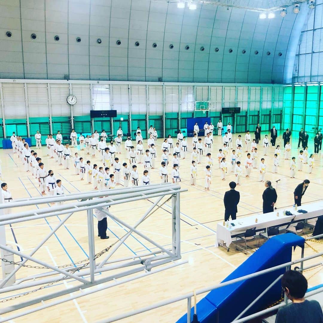 水谷さるころのインスタグラム：「10年ぶりくらいに空手の大会の手伝い行った。コート係やると、大体いつも呼び出しやる。「ラッパのような声」と、昔言われた事を思い出す。」