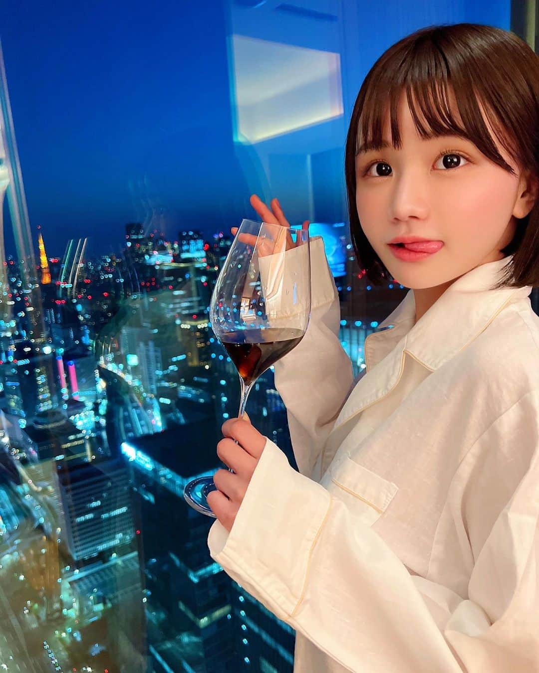 みもれもんのインスタグラム：「Drinking cola in a cup shaped like this at a hotel🍹💕Juice Daichuki🥺🍋  ホテルのこうゆう形のコップに コーラを入れて飲むのがちゅき🍹💕 アルコールよりジュースがだいちゅき🥺🍋  #BVLGARI #bvlgarihotel  #みもれもん #Mimolemon #mimoremon #japanesegirl #黒髪 #ショートヘア#ボブ #人像攝影 #日本的 #粉我  #fashion #japan #portrait」