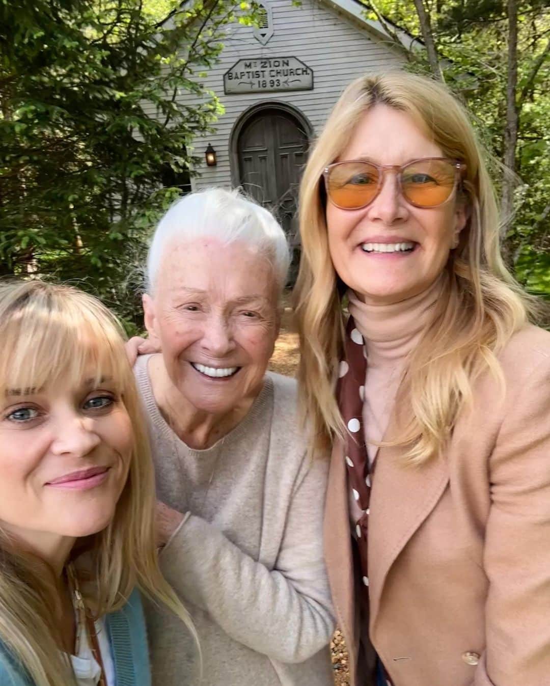 リース・ウィザースプーンのインスタグラム：「Glorious weekend spent with my sister @lauradern and my "other mother " @rosedianeladd talking about all the wonders of this life. ✨💫🙏🏻What a treasure to have these incredible women in my life !」